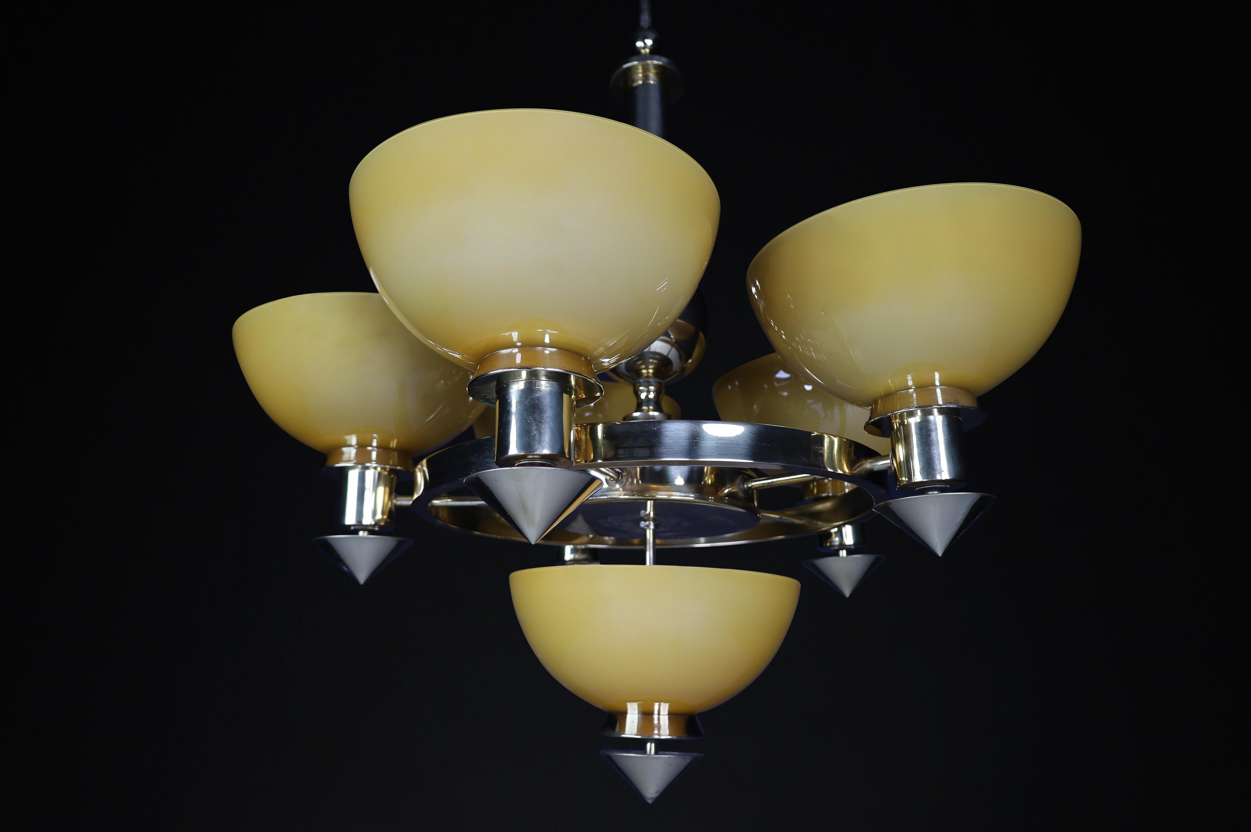 Mid-Century Modern Lustre italien sculptural en laiton et verre opalin ambre et or, années 1970 12x en vente