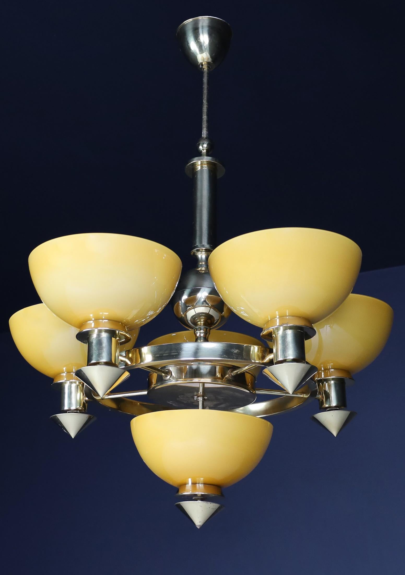 Lustre italien sculptural en laiton et verre opalin ambre et or, années 1970 12x Bon état - En vente à Almelo, NL