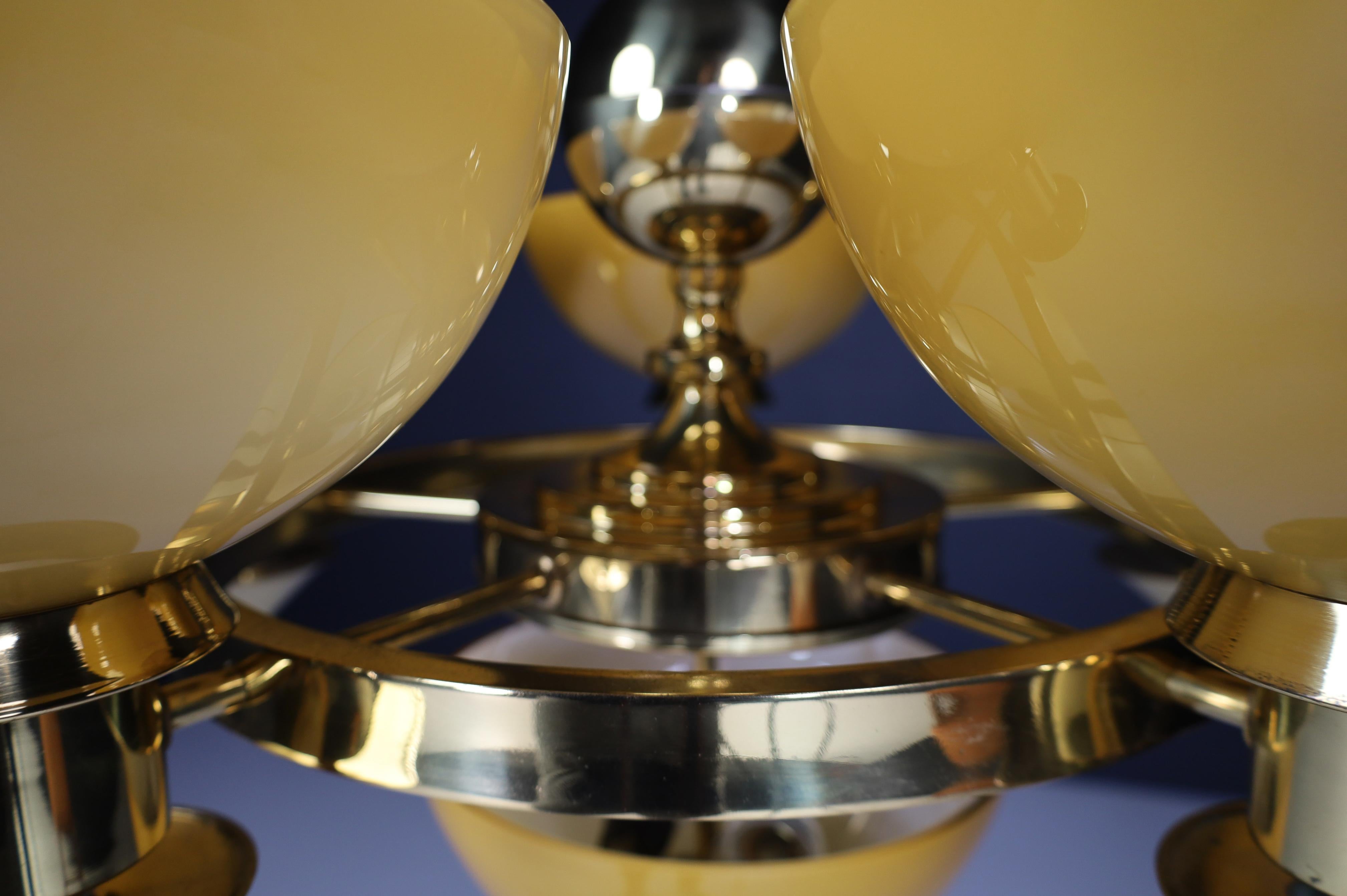 20ième siècle Lustre italien sculptural en laiton et verre opalin ambre et or, années 1970 12x en vente