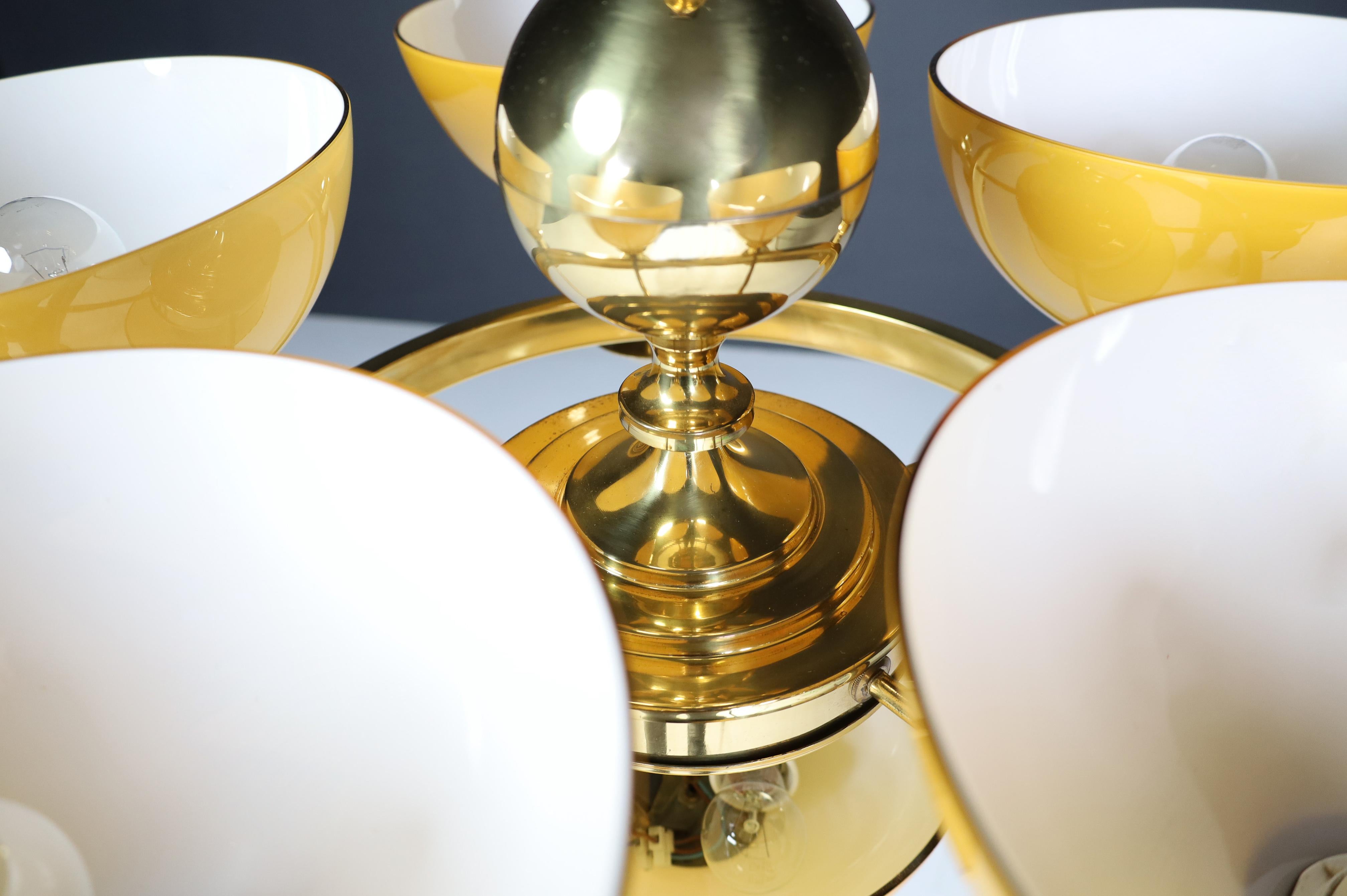 Laiton Lustre italien sculptural en laiton et verre opalin ambre et or, années 1970 12x en vente