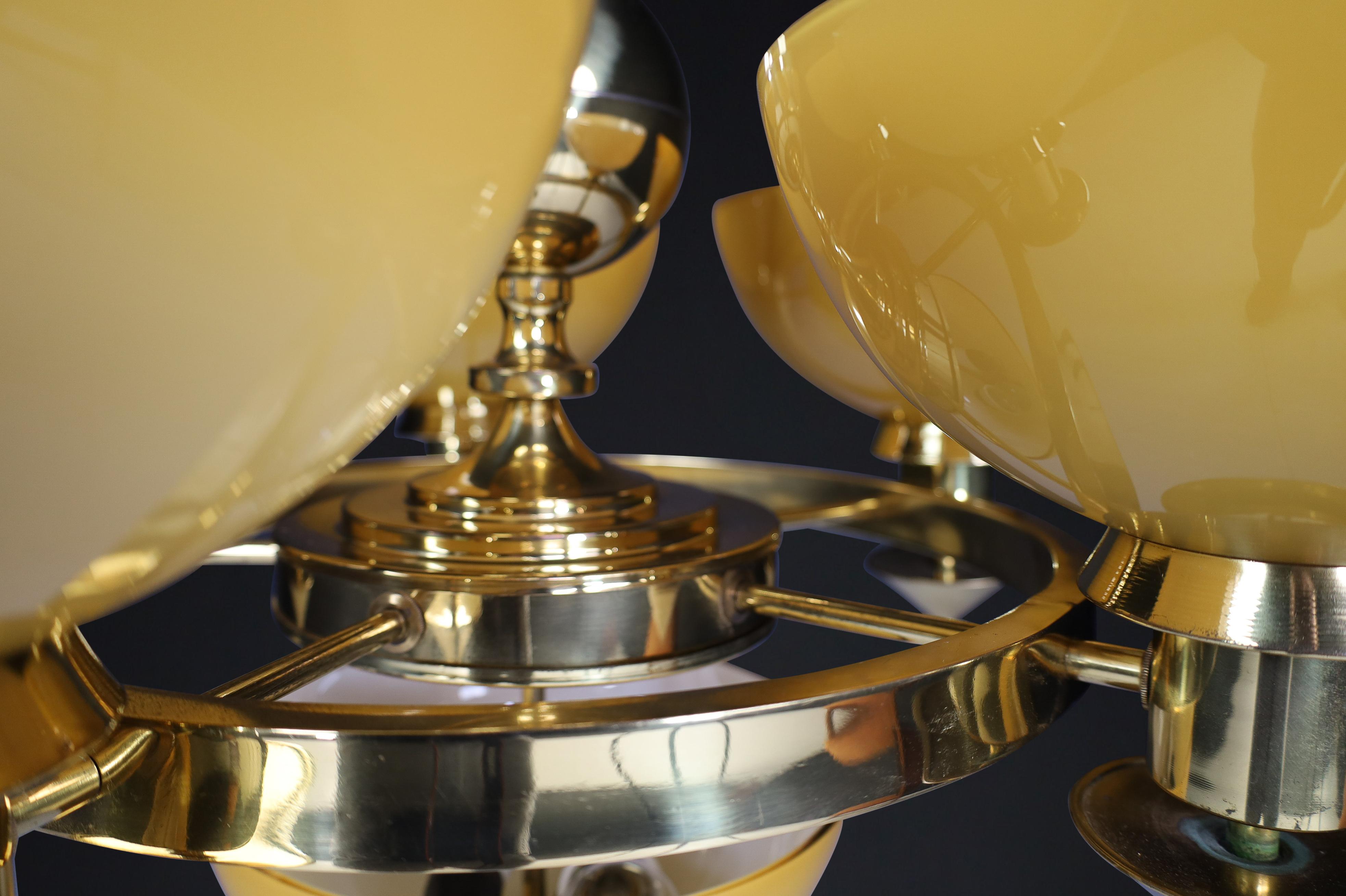 Lustre italien sculptural en laiton et verre opalin ambre et or, années 1970 12x en vente 1