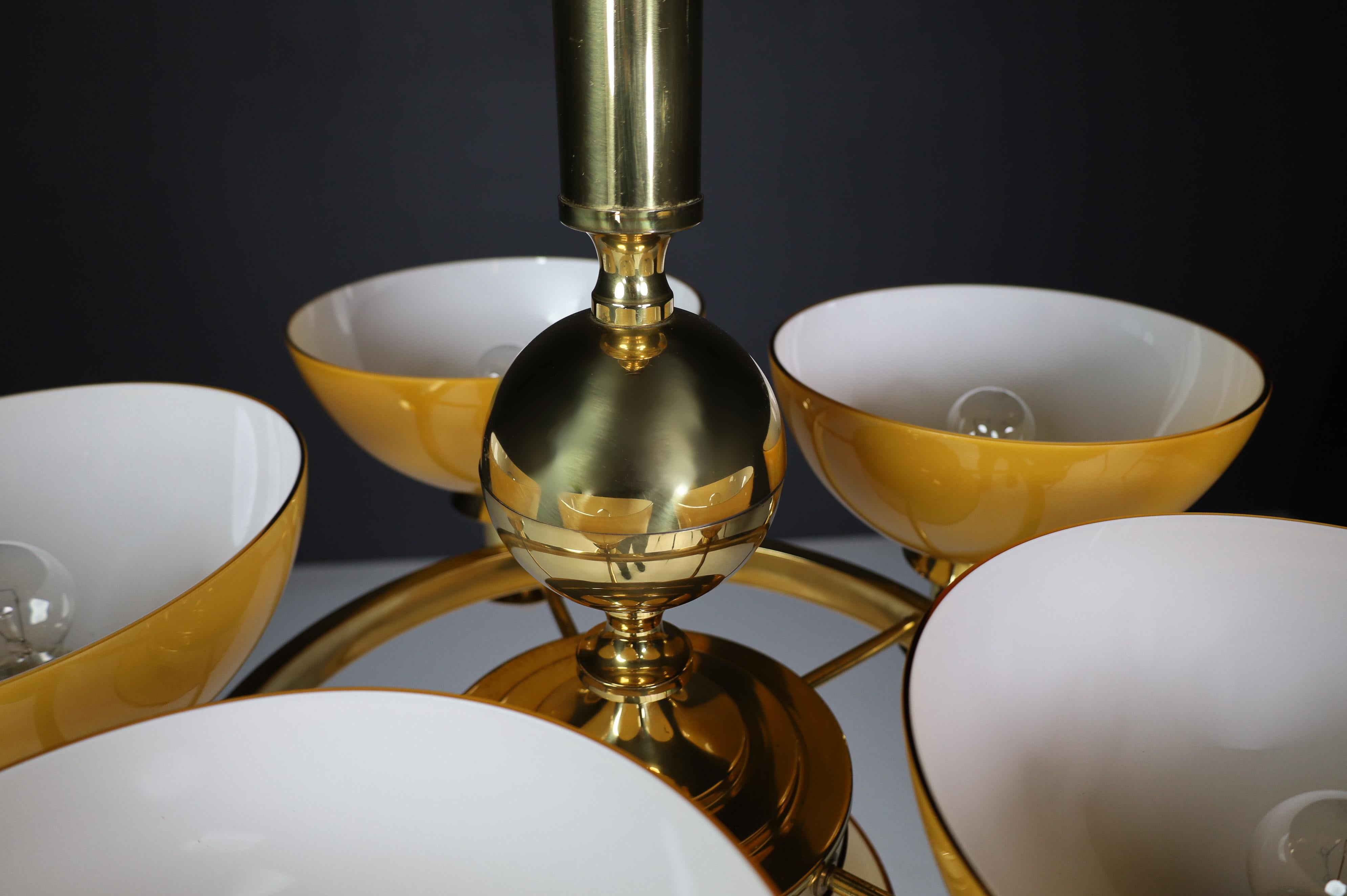 Lustre italien sculptural en laiton et verre opalin ambre et or, années 1970 12x en vente 2