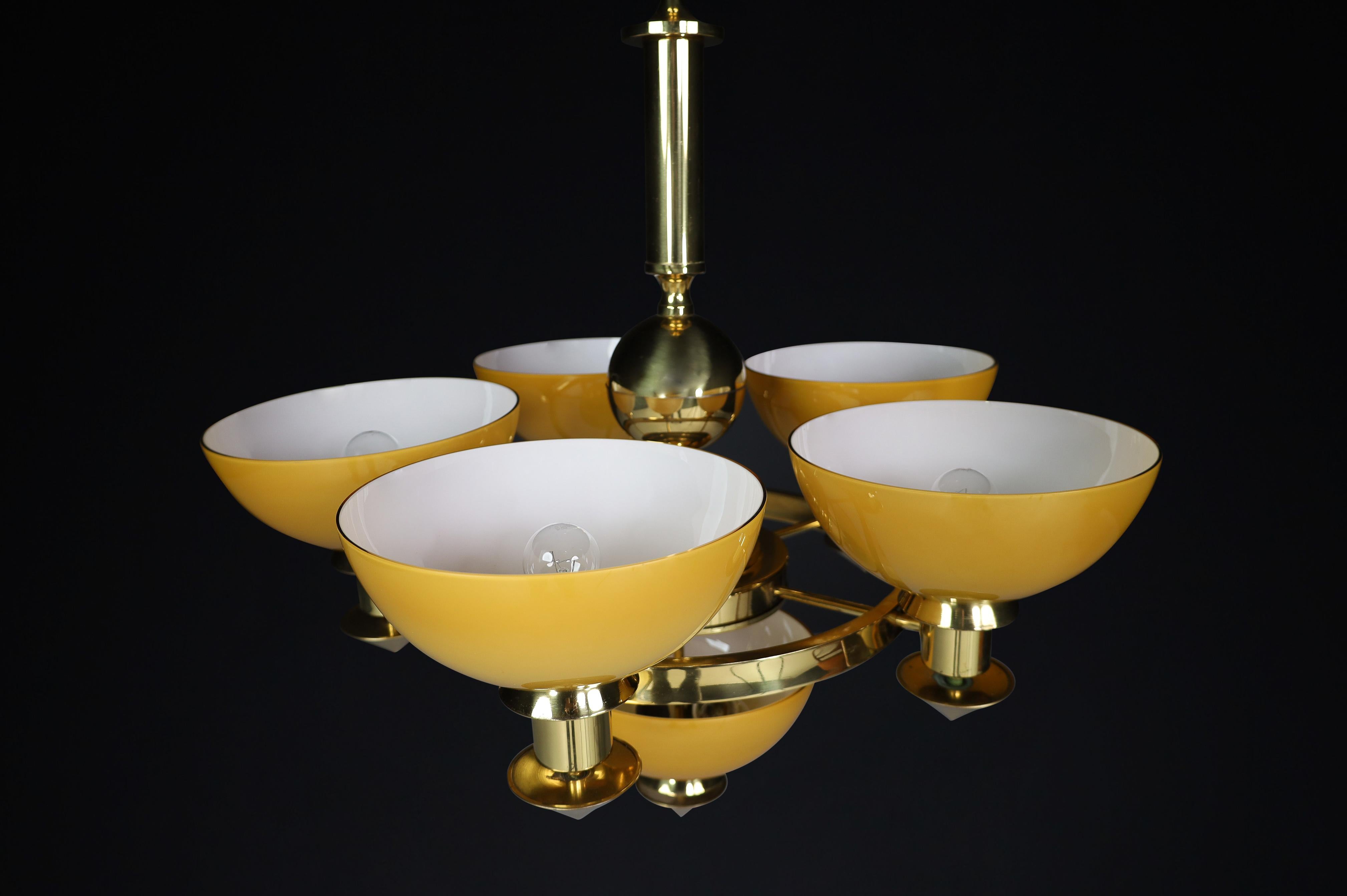 Lustre italien sculptural en laiton et verre opalin ambre et or, années 1970 12x en vente 3