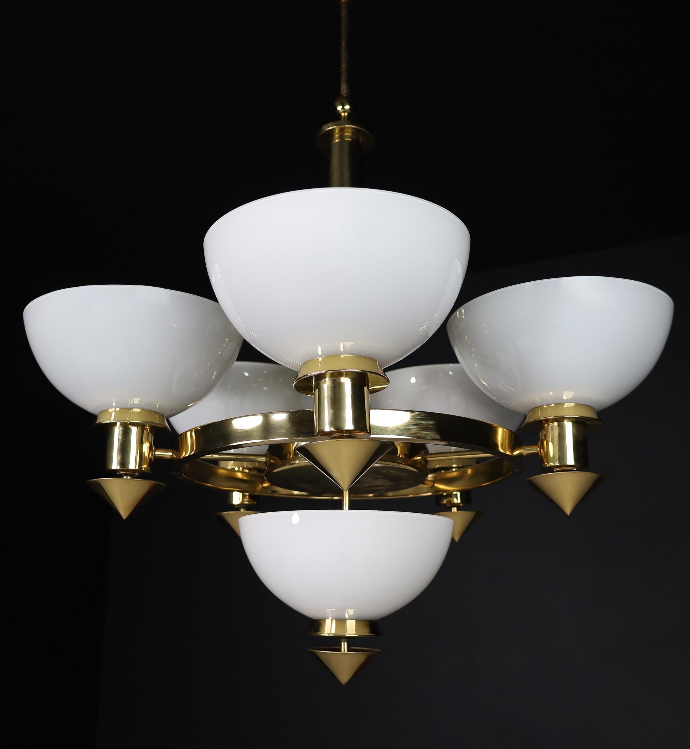 Lampadario scultoreo italiano in ottone e vetro opalino bianco, anni '70 12 disponibili in vendita 3