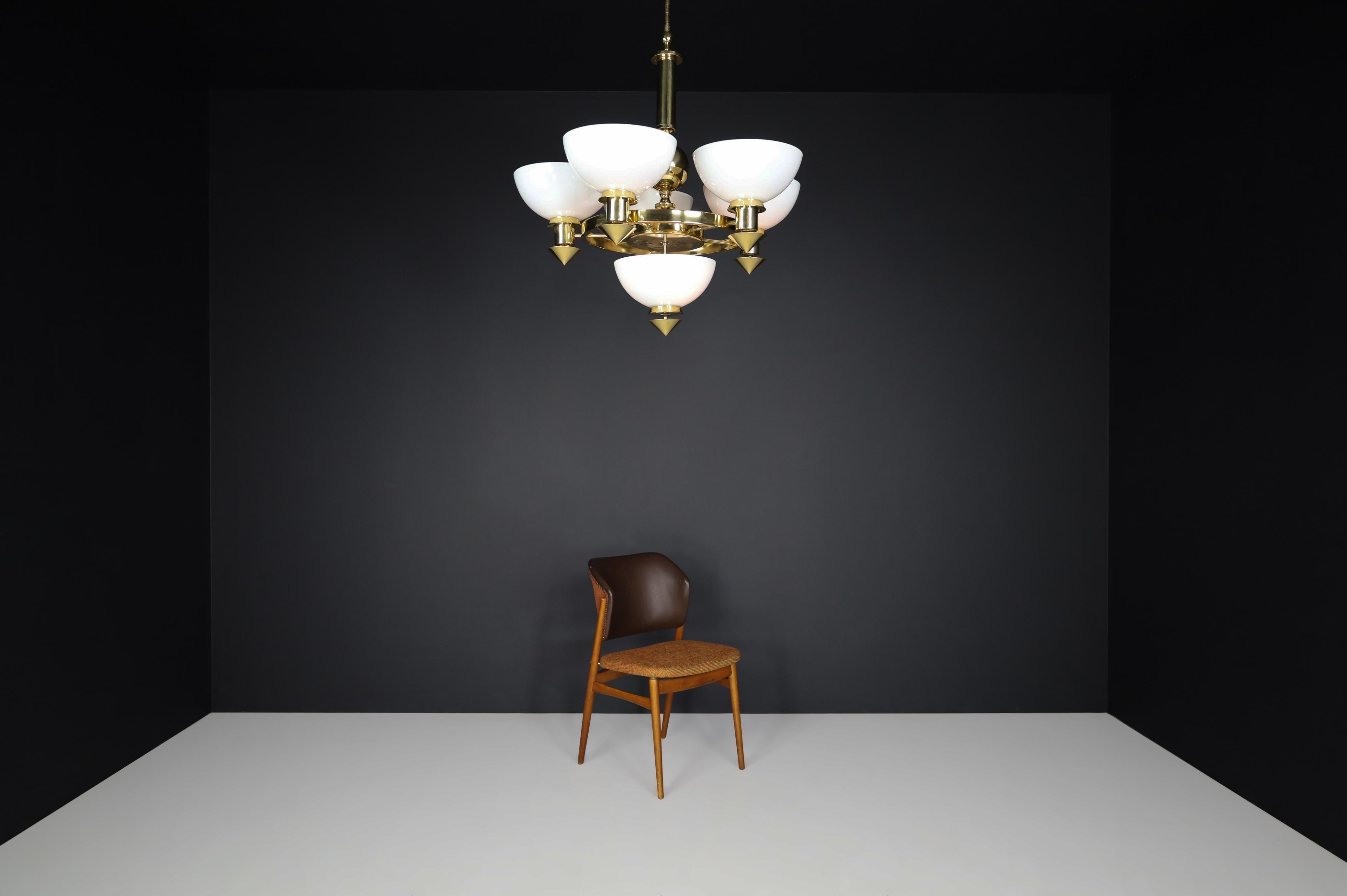 Lampadario scultoreo italiano in ottone e vetro opalino bianco, anni '70 12 disponibili in vendita 4