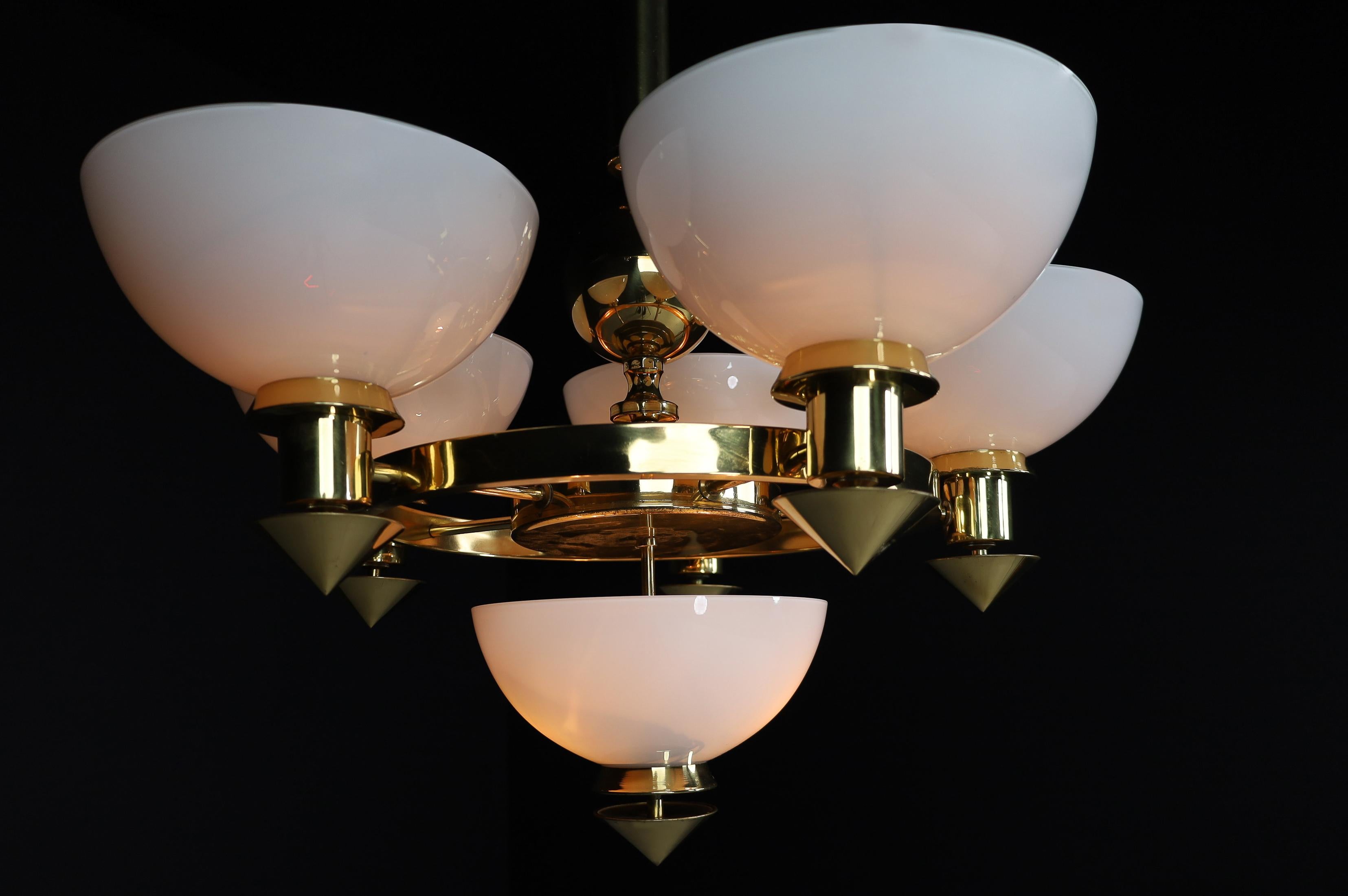 Lampadario scultoreo italiano in ottone e vetro opalino bianco, anni '70 12 disponibili in vendita 5