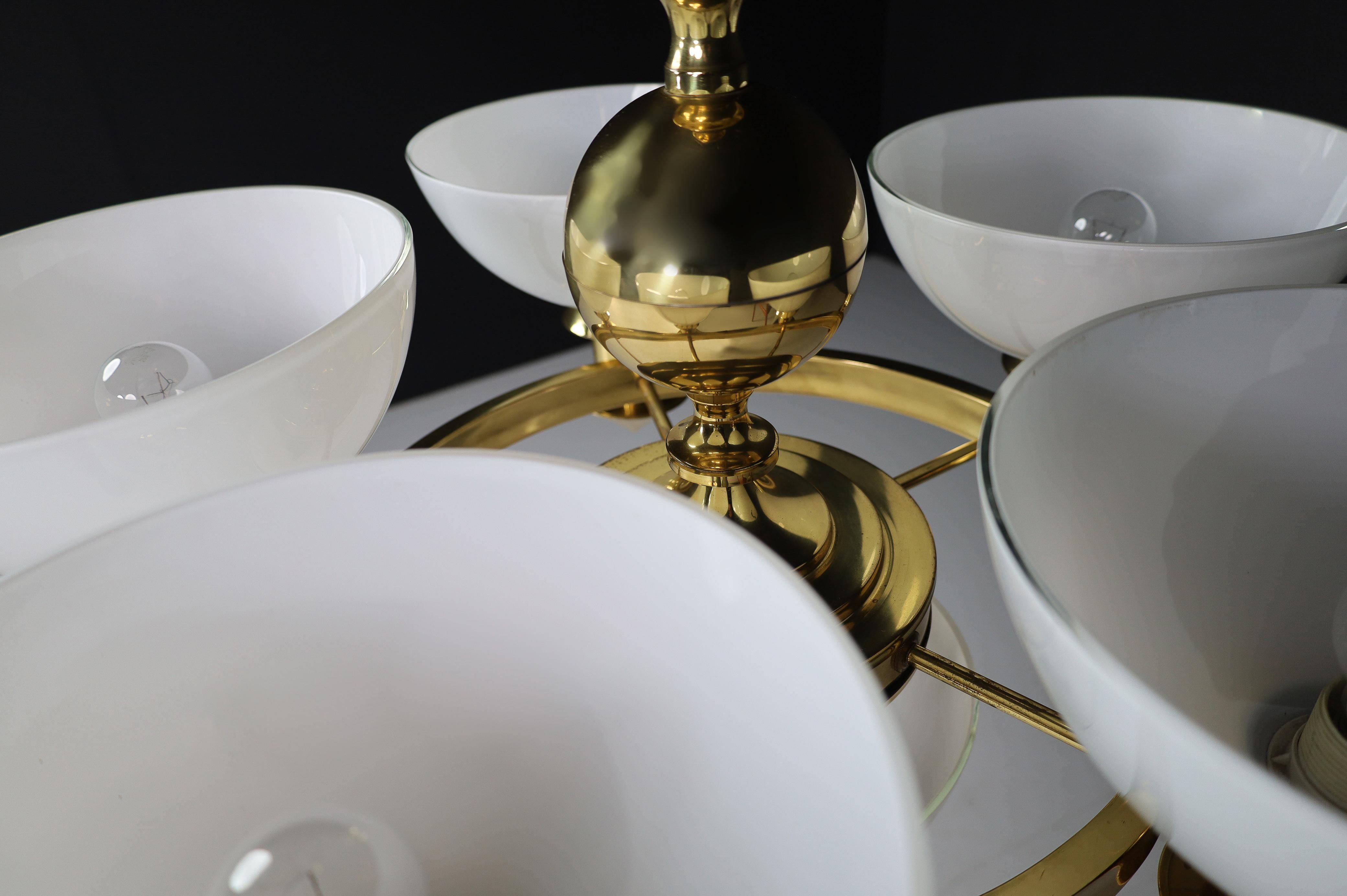Lampadario scultoreo italiano in ottone e vetro opalino bianco, anni '70 12 disponibili in vendita 6
