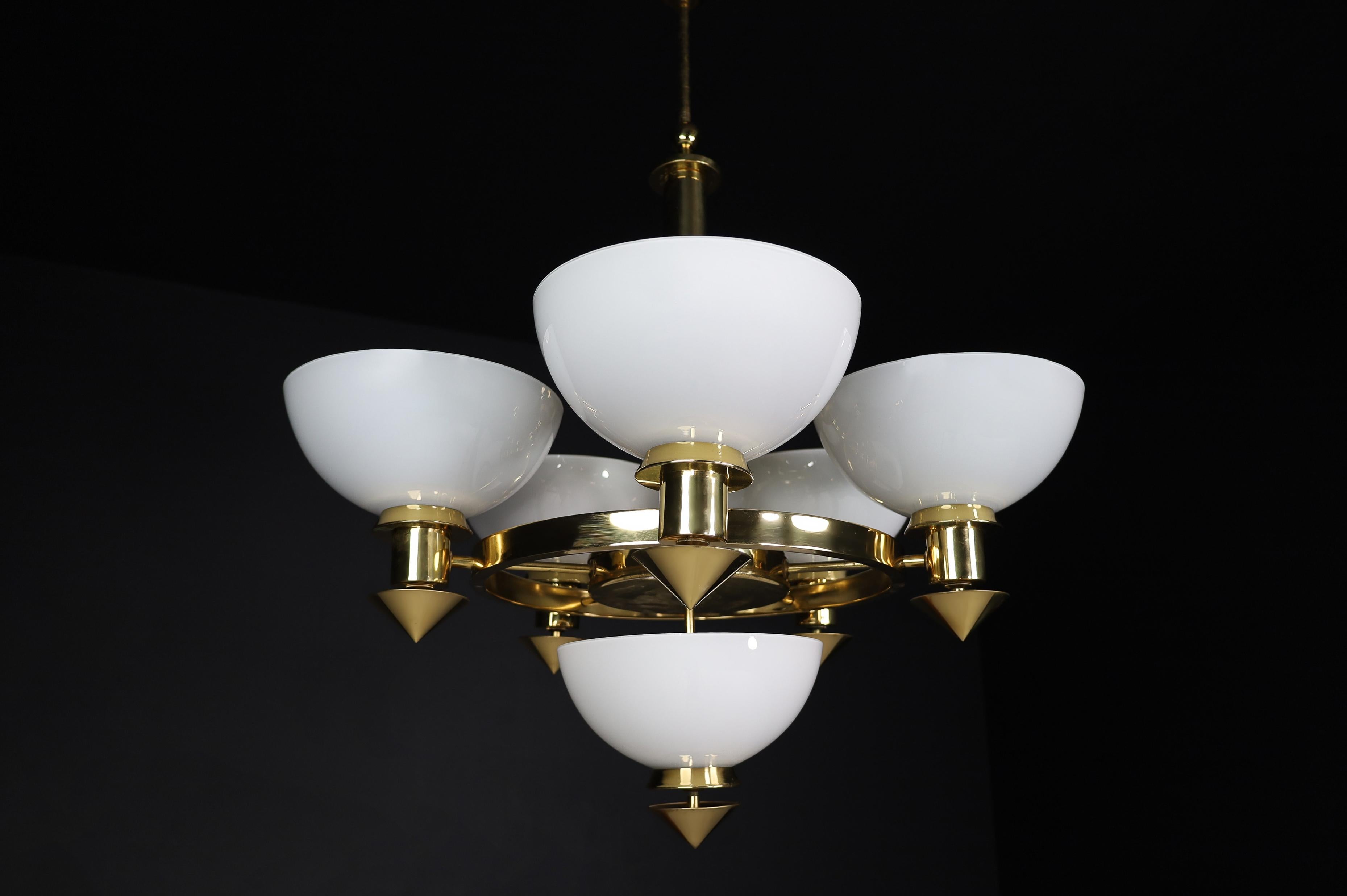 Lampadario scultoreo italiano in ottone e vetro opalino bianco, anni '70 12 disponibili in vendita 7