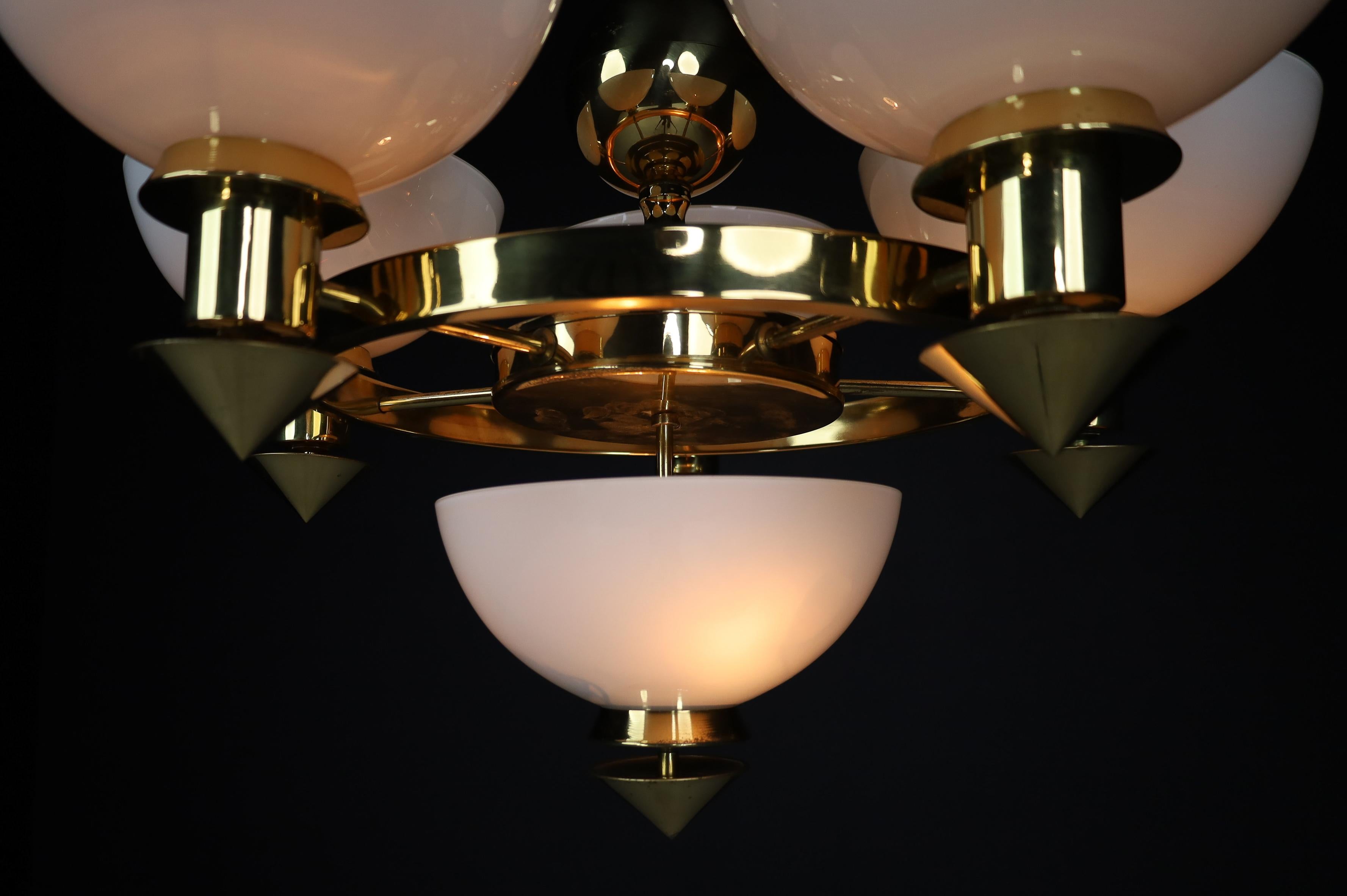 Lampadario scultoreo italiano in ottone e vetro opalino bianco, anni '70 12 disponibili in vendita 8