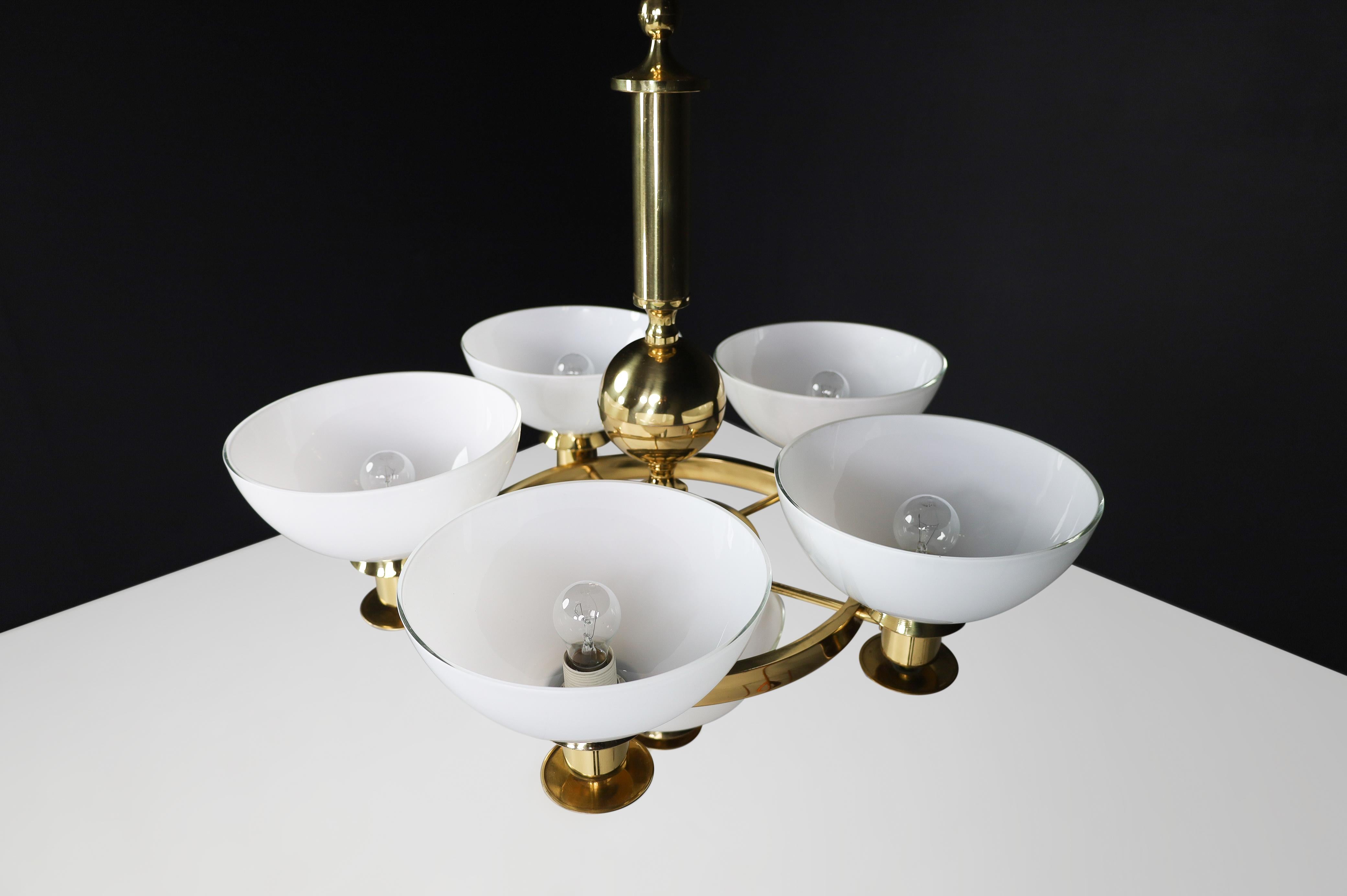 Lampadario scultoreo italiano in ottone e vetro opalino bianco, anni '70 12 disponibili in vendita 9