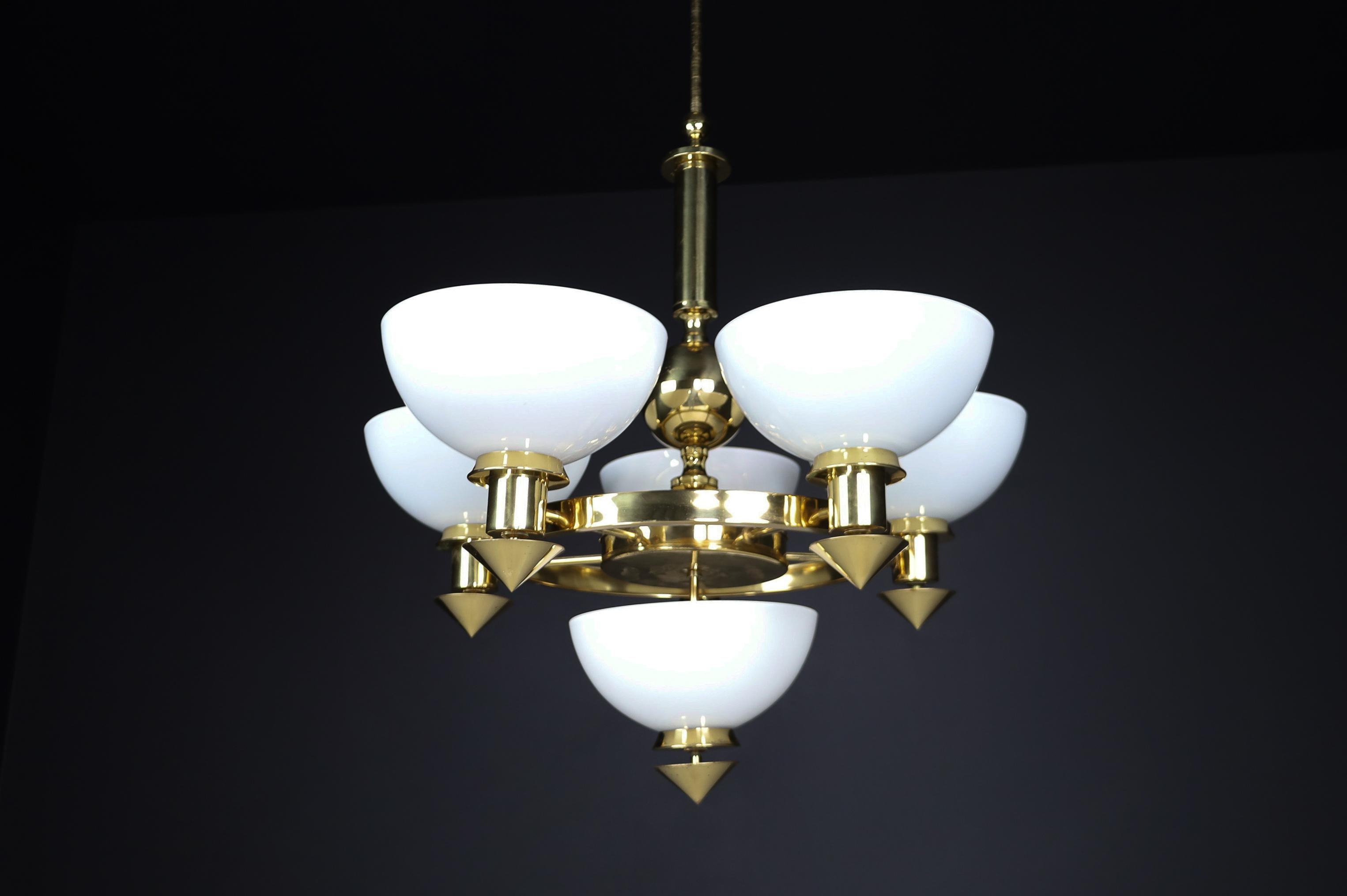 Lampadario scultoreo italiano in ottone e vetro opalino bianco, anni '70 12 disponibili in vendita 11