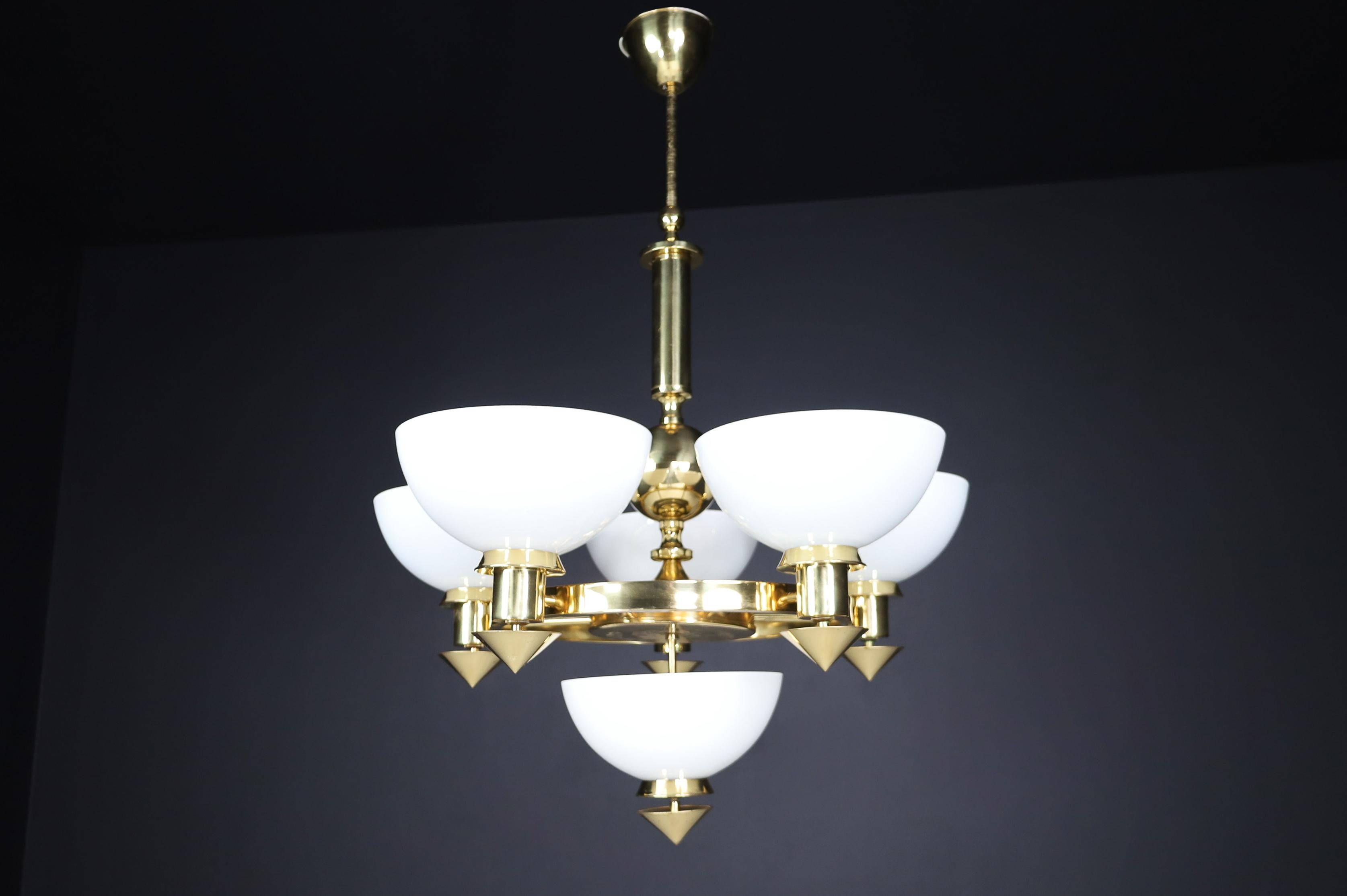 Lampadario scultoreo italiano in ottone e vetro opalino bianco, anni '70
Prezzo per lampadario - 12 disponibili

Elegante e strutturalmente audace, questo lampadario scultoreo italiano degli anni '70 esemplifica la geometria pulita e i materiali
