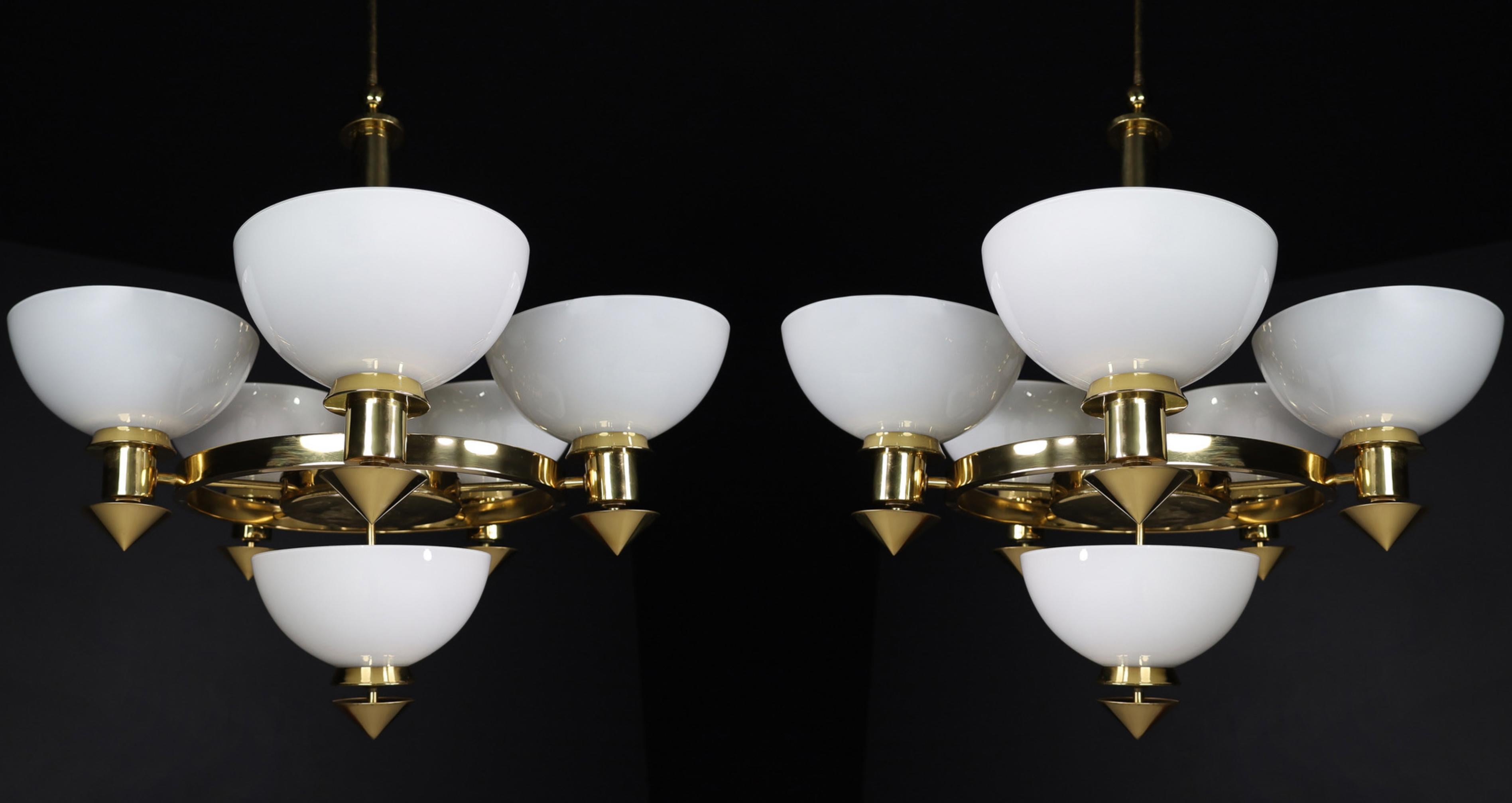Mid-Century moderno Lampadario scultoreo italiano in ottone e vetro opalino bianco, anni '70 12 disponibili in vendita