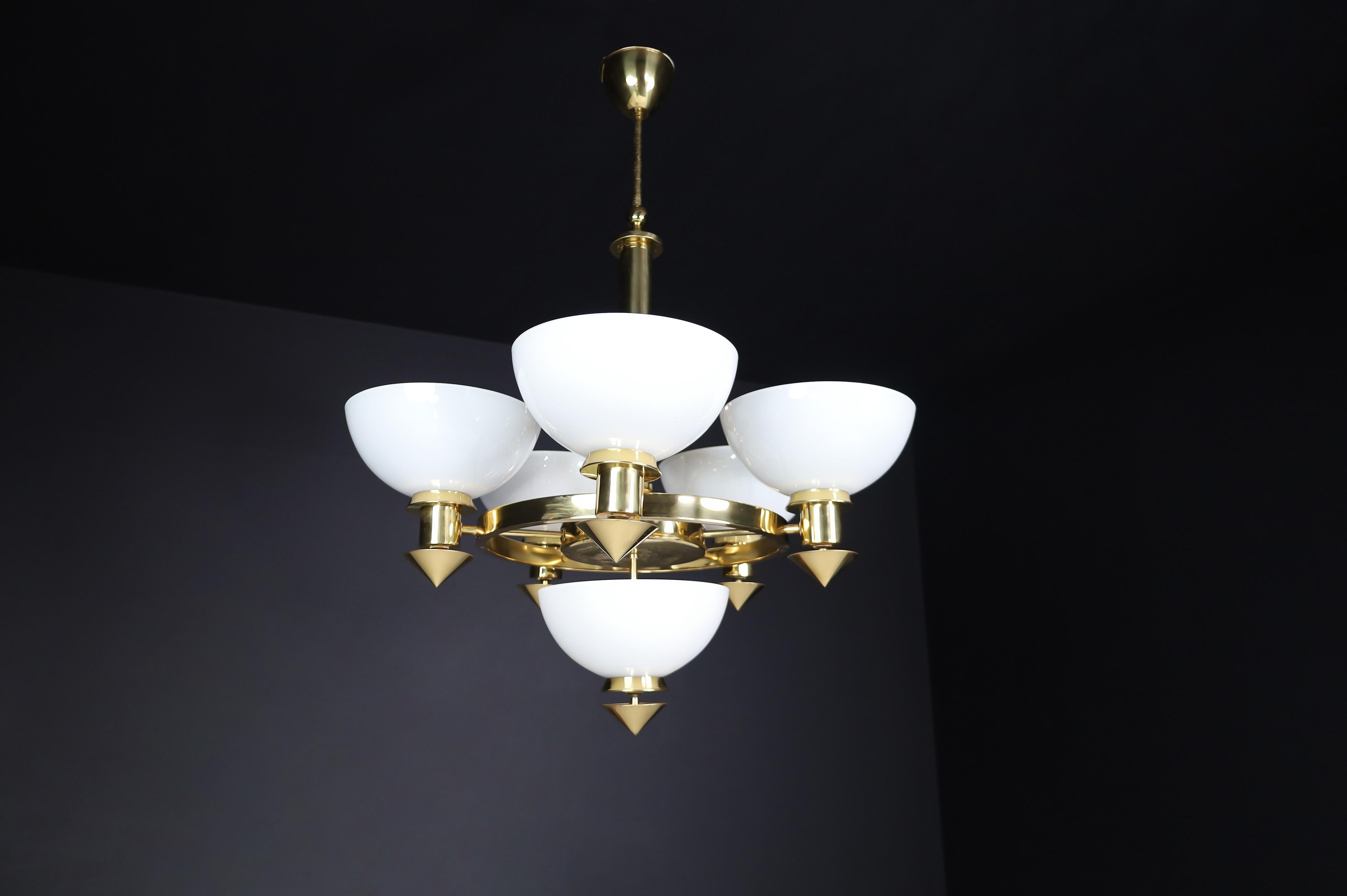 Italiano Lampadario scultoreo italiano in ottone e vetro opalino bianco, anni '70 12 disponibili in vendita