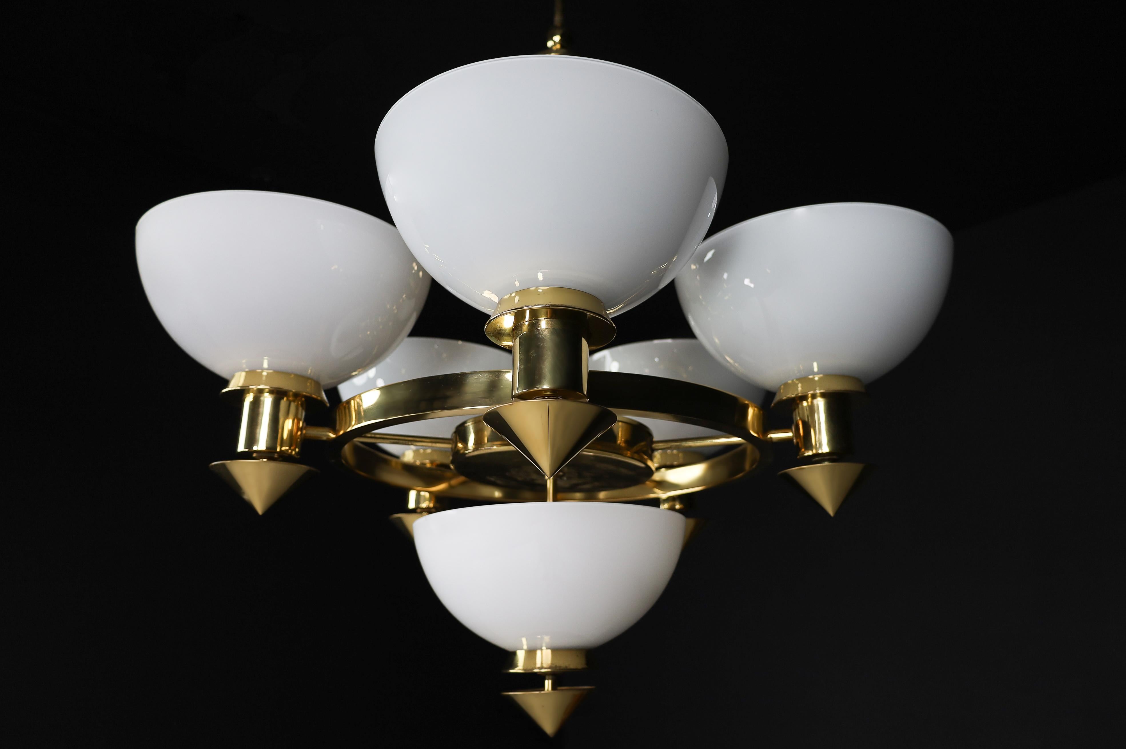 Lampadario scultoreo italiano in ottone e vetro opalino bianco, anni '70 12 disponibili In condizioni buone in vendita a Almelo, NL