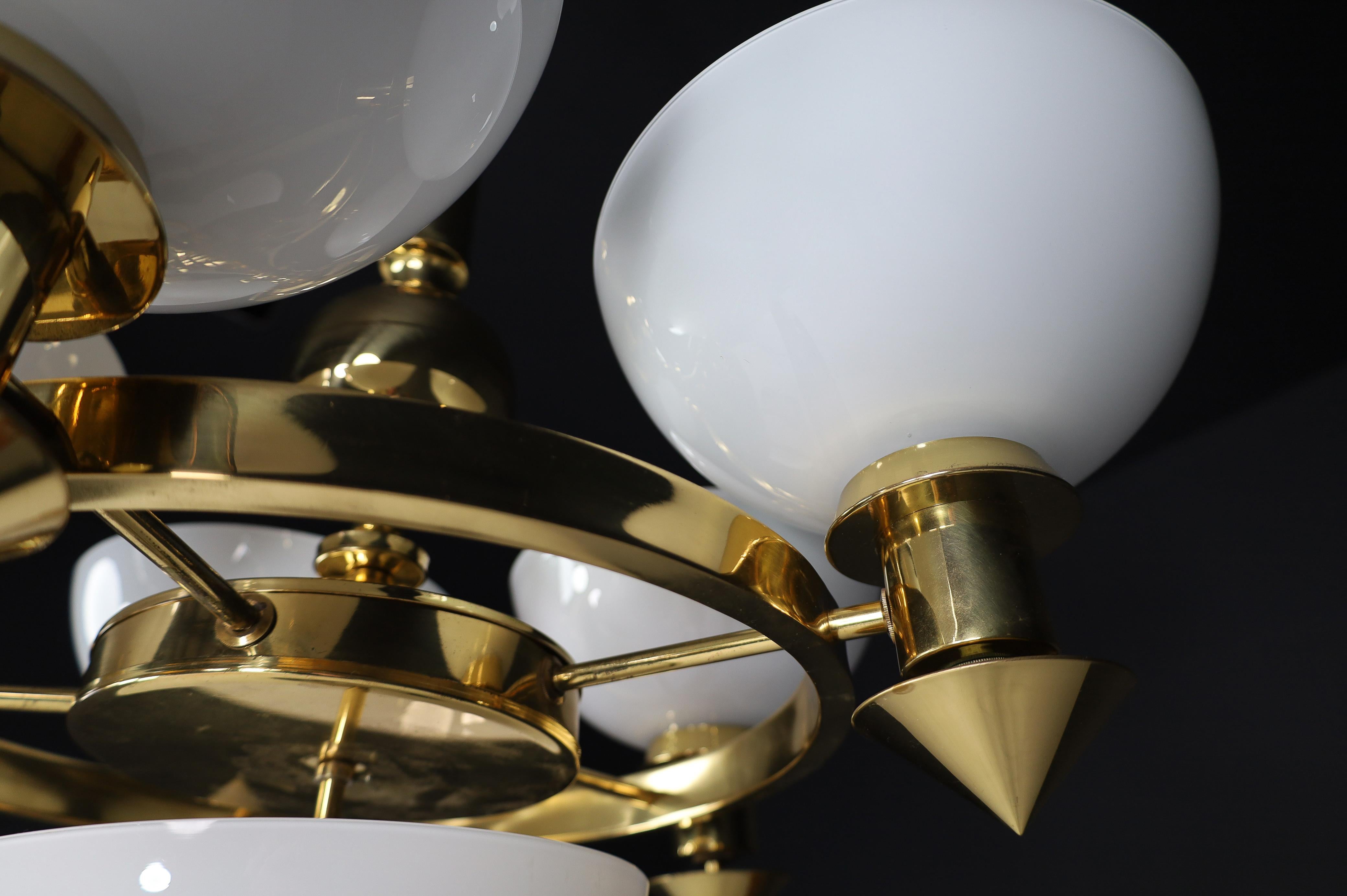 XX secolo Lampadario scultoreo italiano in ottone e vetro opalino bianco, anni '70 12 disponibili in vendita