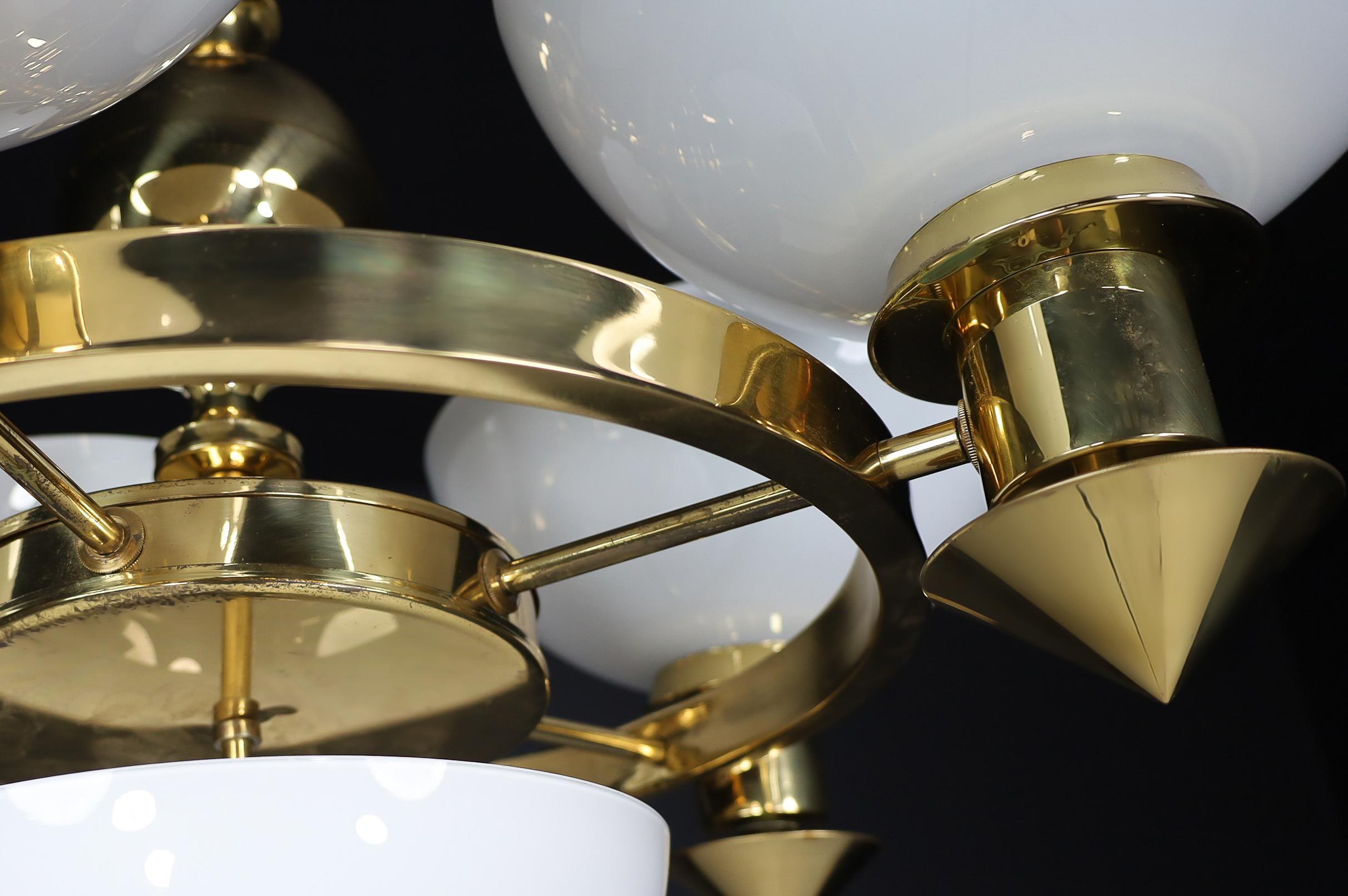 Ottone Lampadario scultoreo italiano in ottone e vetro opalino bianco, anni '70 12 disponibili in vendita