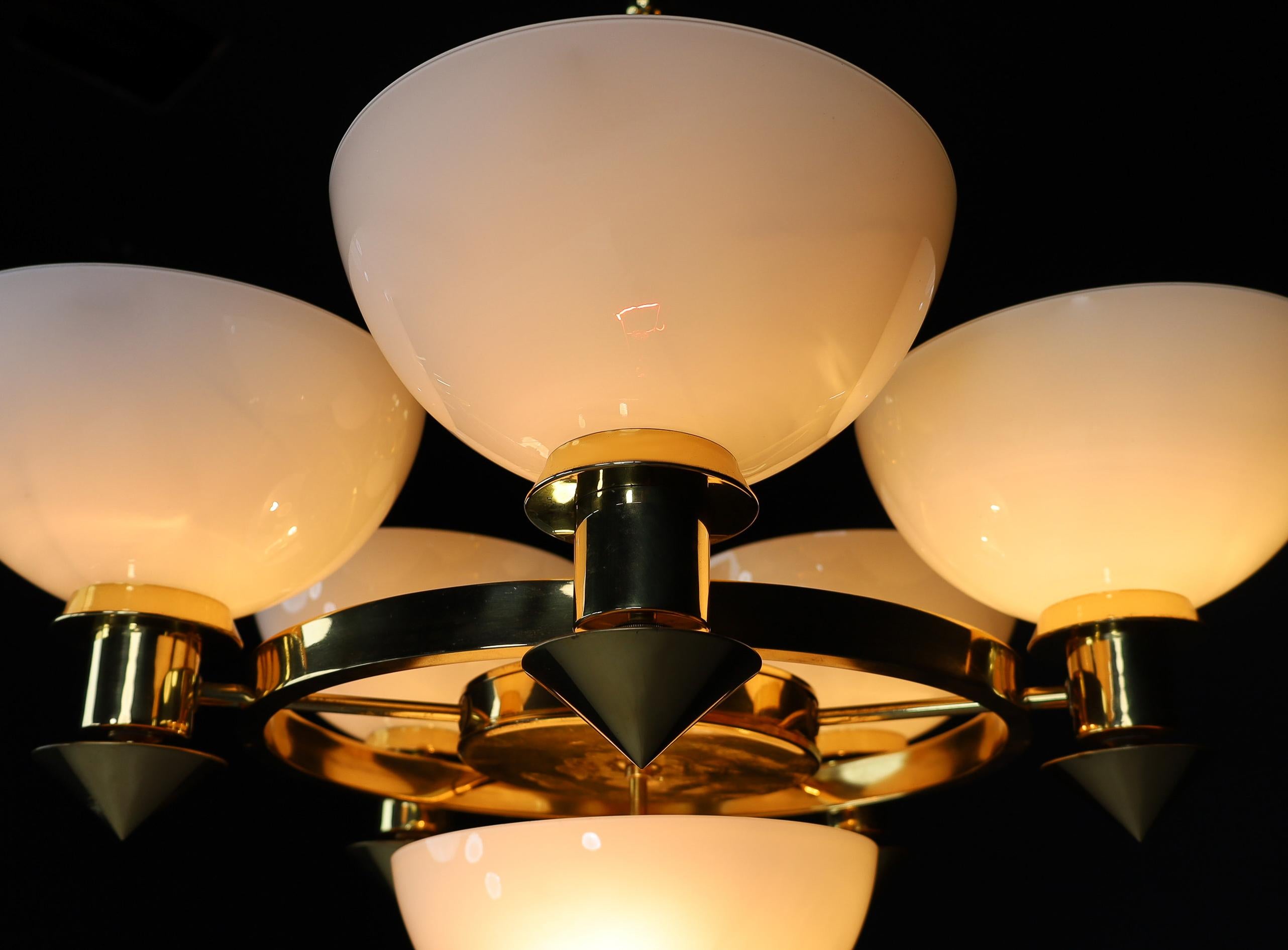 Lampadario scultoreo italiano in ottone e vetro opalino bianco, anni '70 12 disponibili in vendita 1