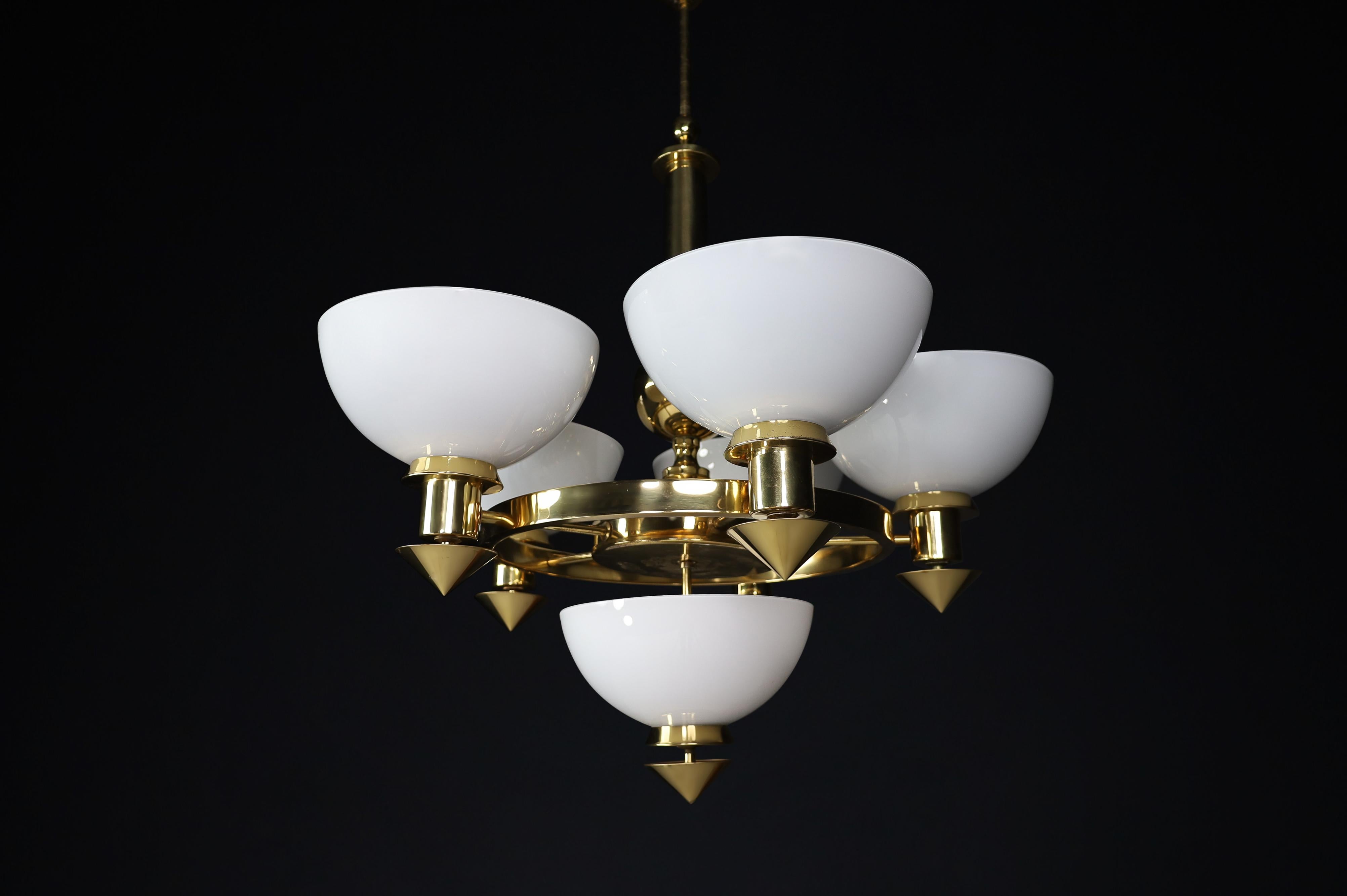 Lampadario scultoreo italiano in ottone e vetro opalino bianco, anni '70 12 disponibili in vendita 2