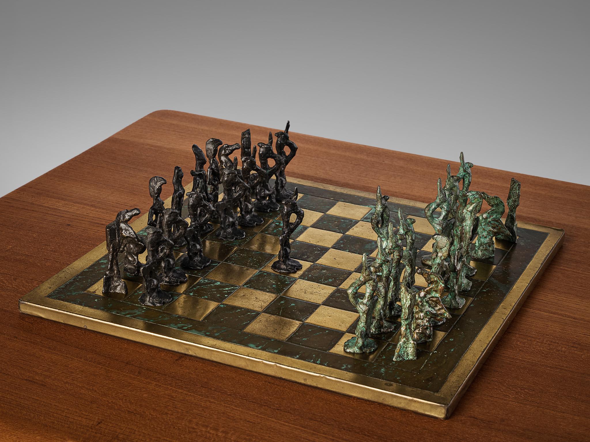 Jeu d'échecs, laiton, bronze, Italie, années 1960

Magnifique jeu d'échecs moderniste réalisé dans le style de l'artiste italien Alberto Giacometti. Le jeu d'échecs exceptionnel a une apparence étonnante. Chaque pièce est coulée en bronze, ce qui la
