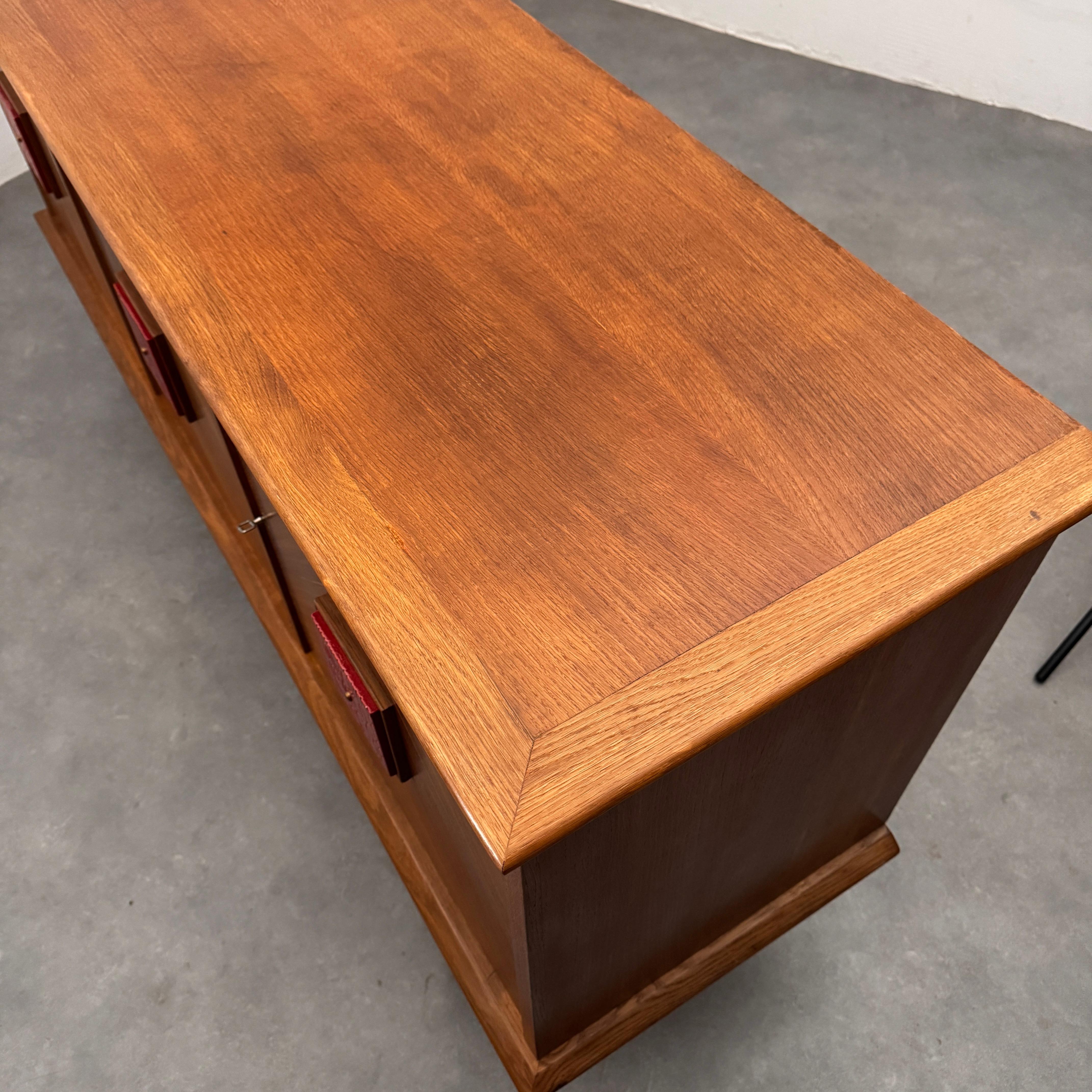 Escultural aparador italiano de roble con detalles de cerámica y latón, Italia, años 60 en venta 2