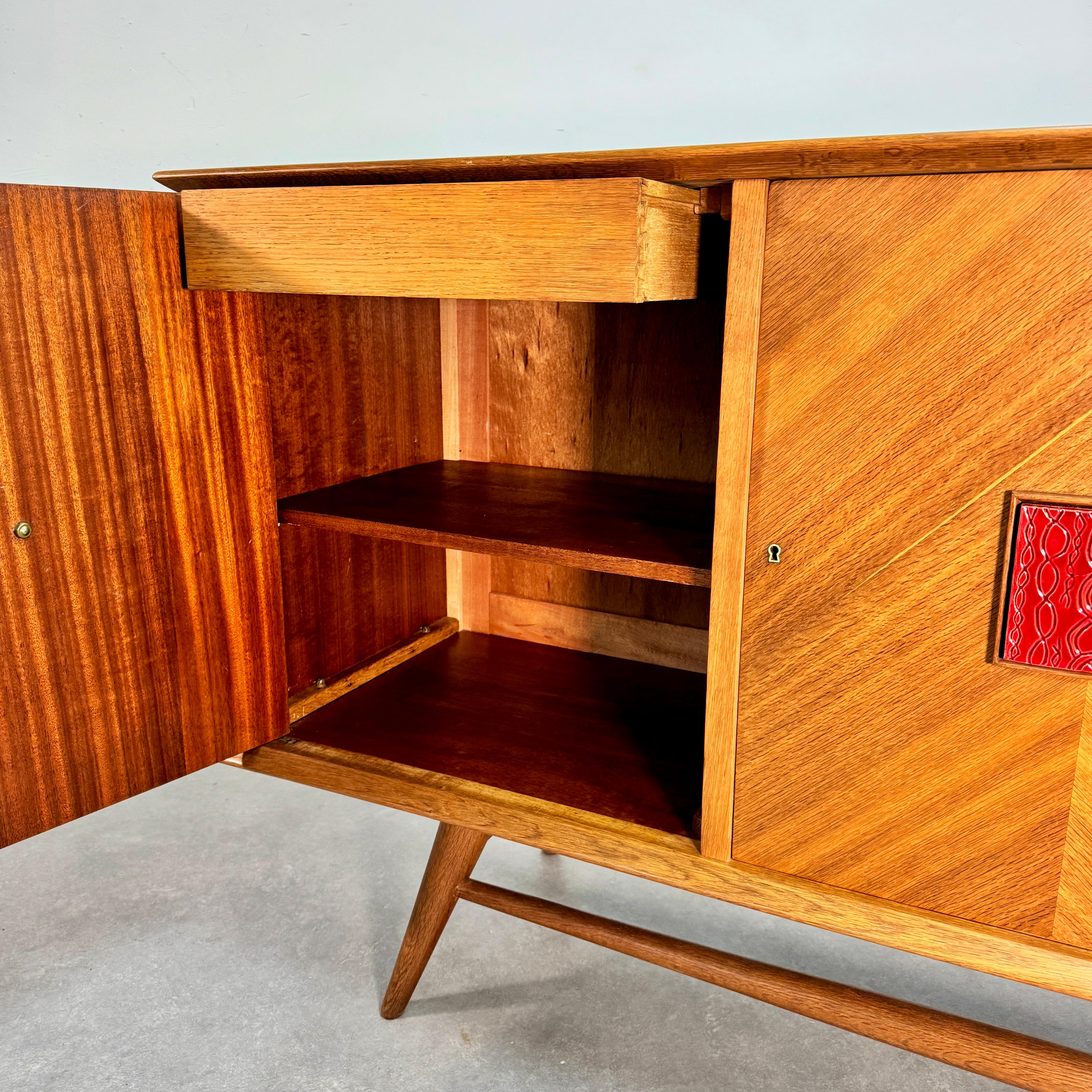 Escultural aparador italiano de roble con detalles de cerámica y latón, Italia, años 60 en venta 6
