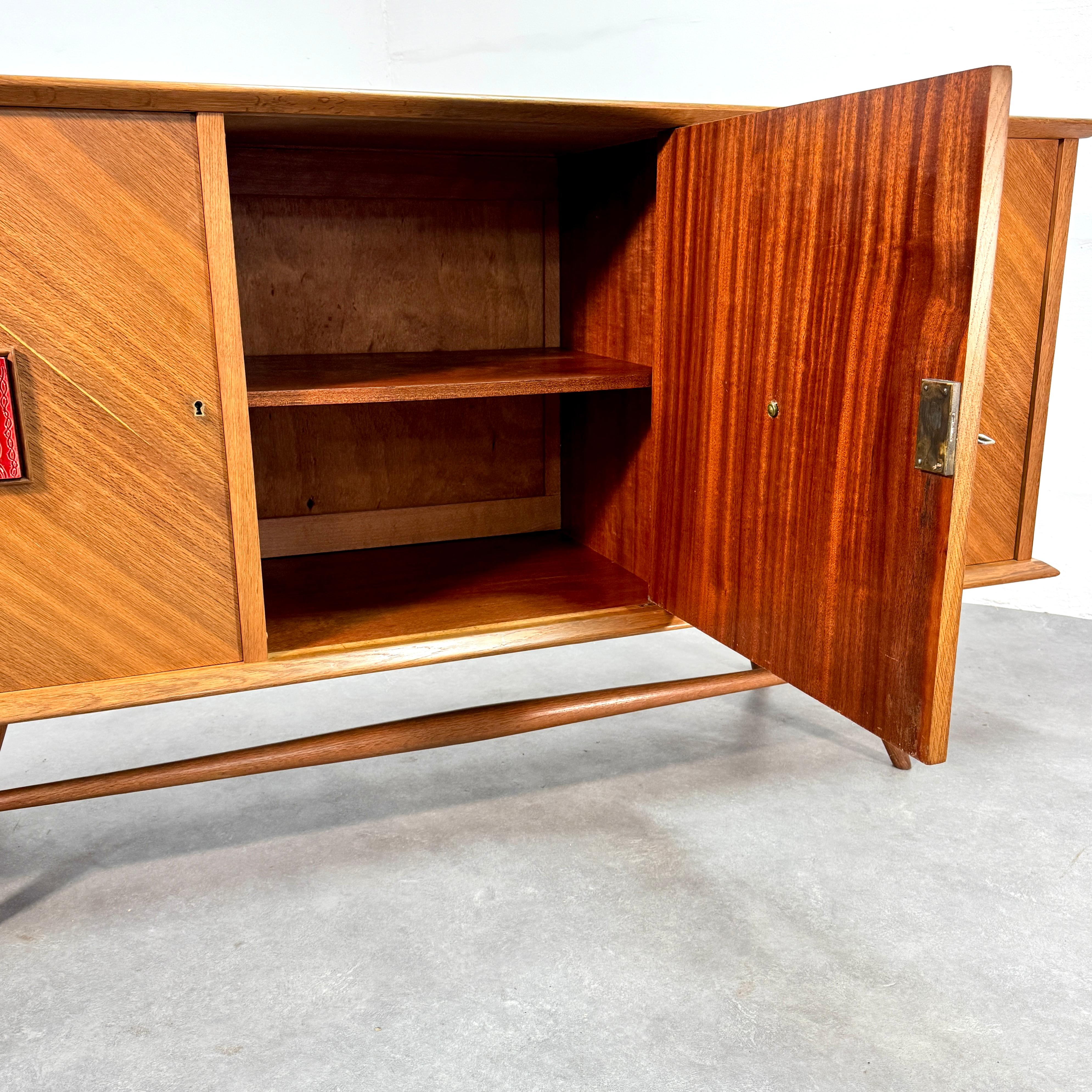 Escultural aparador italiano de roble con detalles de cerámica y latón, Italia, años 60 en venta 7