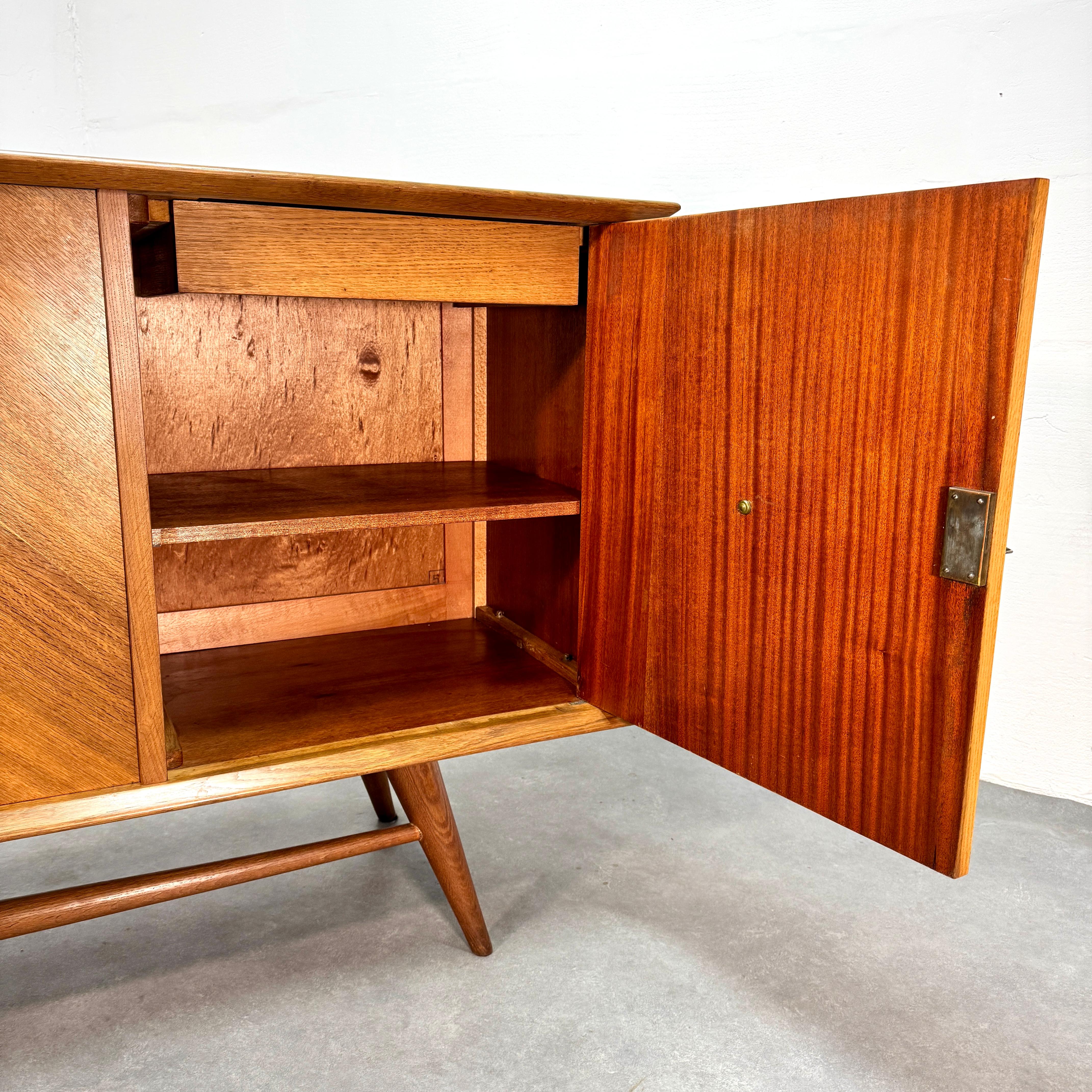Escultural aparador italiano de roble con detalles de cerámica y latón, Italia, años 60 en venta 8