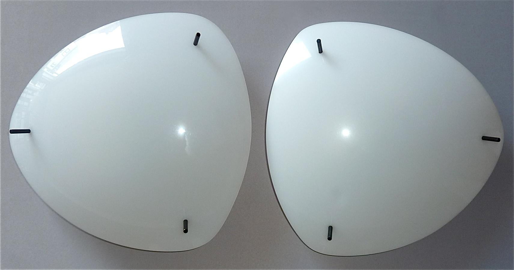 Please note 2 flush mounts are available, they are priced per item !
Pair of organic shaped Midcentury acrylic ceiling lamps most possibly designed by Gino Sarfatti and executed by Arteluce Italy, circa 1950s. The flush mounts are made of rounded