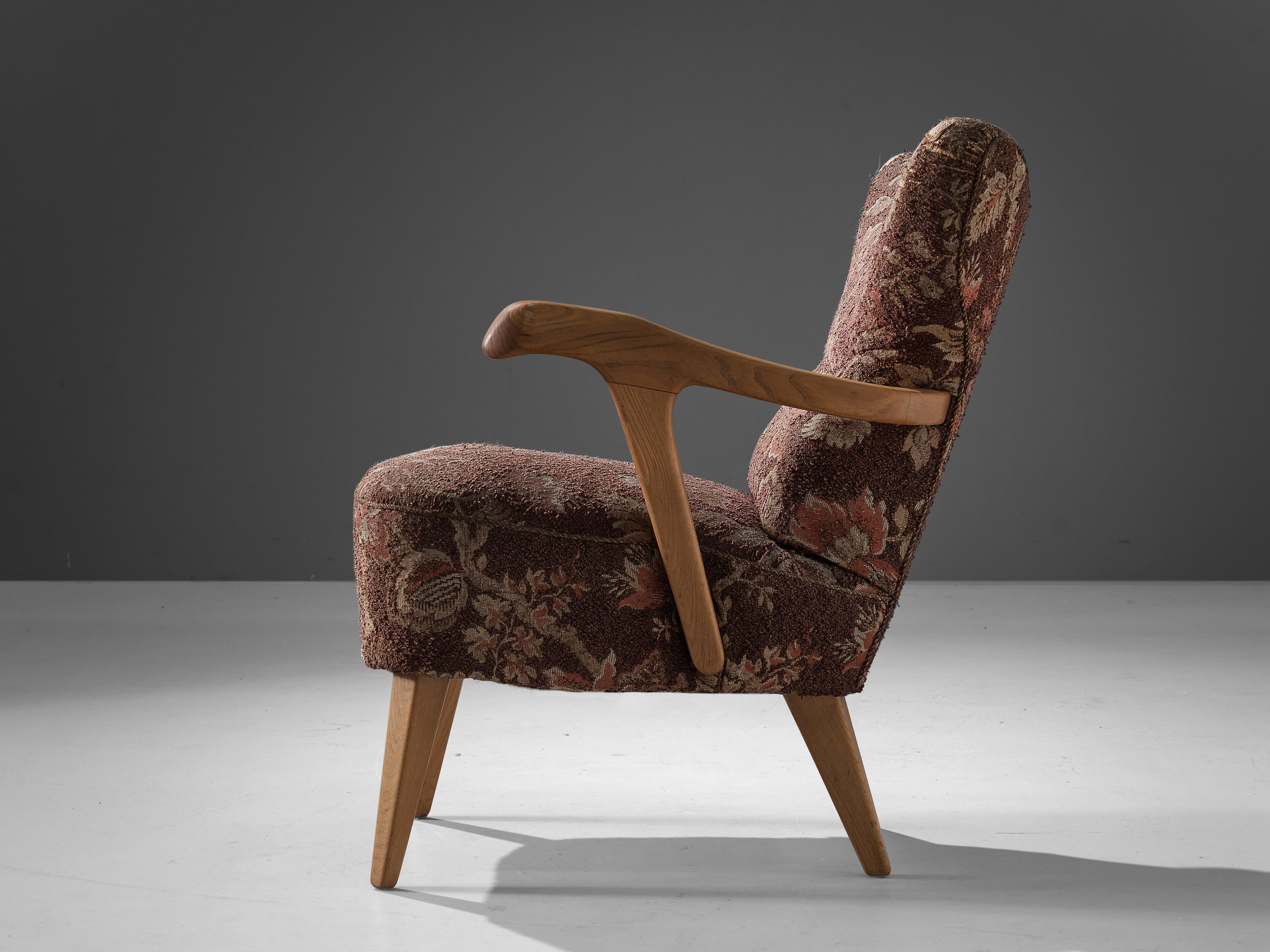 Lounge chair, oak, fabric, Italy, 1960s

This sculptural wingback chair of the 1960s is both extremely comfortable and pleasing to the eyes. This easy chair features curved, armchairs made out of oak that add to the shape of thje chair. The seat
