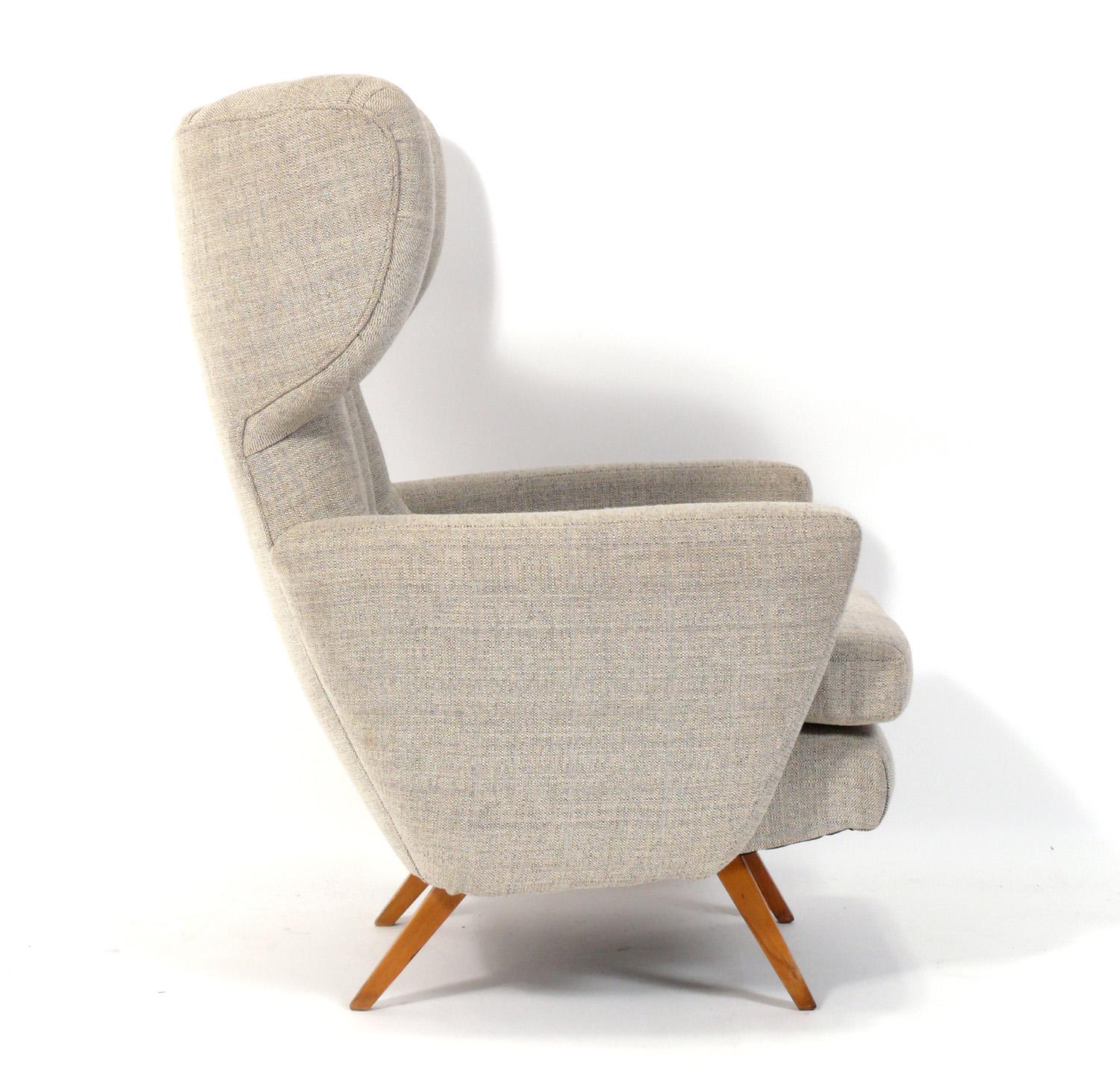 Silla de salón italiana escultural, a la manera de Franco Campo & Carlo Graffi, Italia, hacia la década de 1950. Se ha retapizado recientemente en una tela texturizada de color tostado y marfil. 