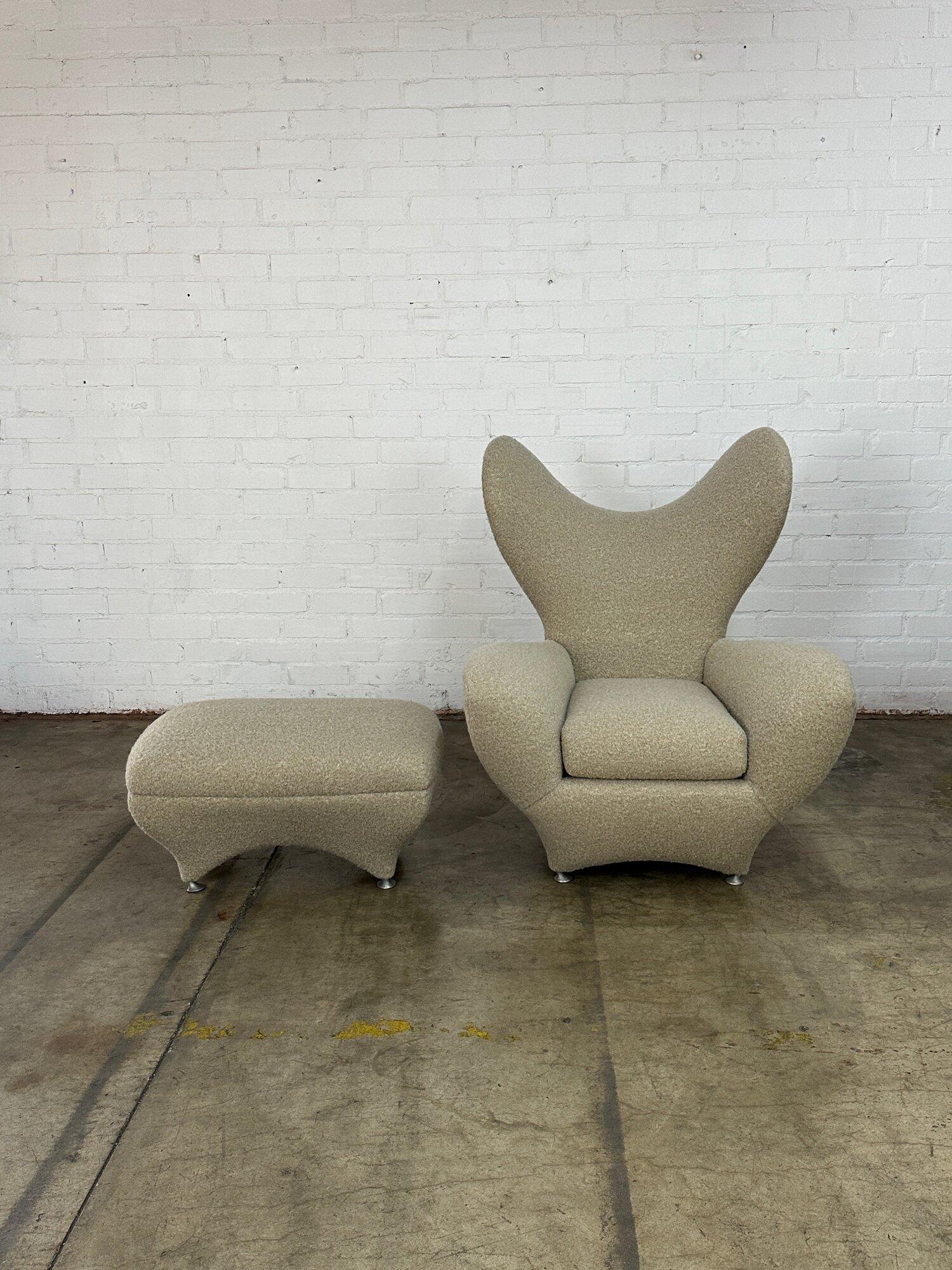 W39 D43 H47 SW20 SD26 SH19.5 AH24

Exceptional Sculptural Lounge Chair and Ottoman with very nice solid metal sculpted feet that are all adjustable. Lounge chair features a full restoration and fresh wool boucle fabric. Price is for the lounge chair