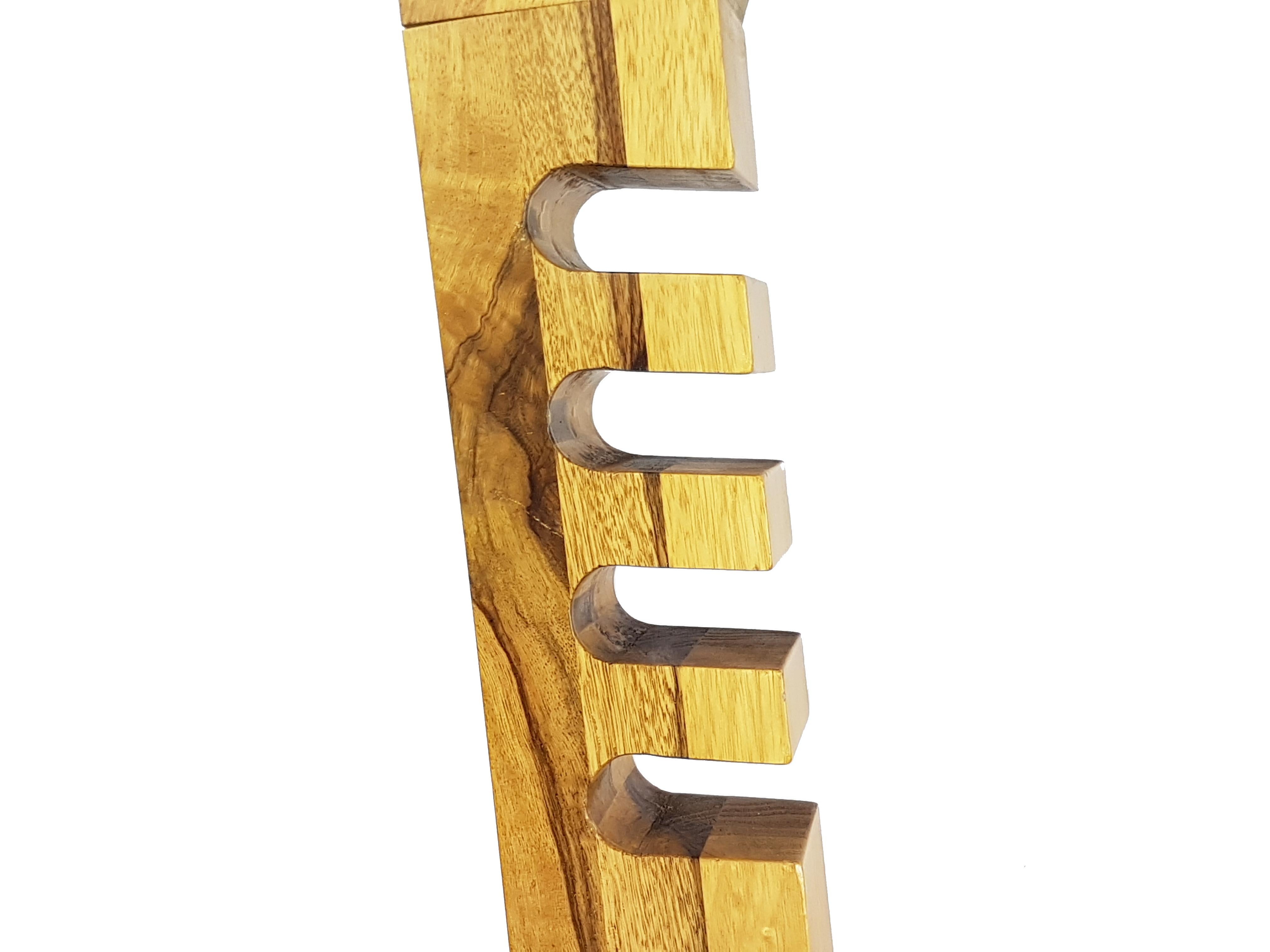 Porte-manteaux assez rares fabriqués en bois d'olivier massif. Très bon état : partiellement restauré.