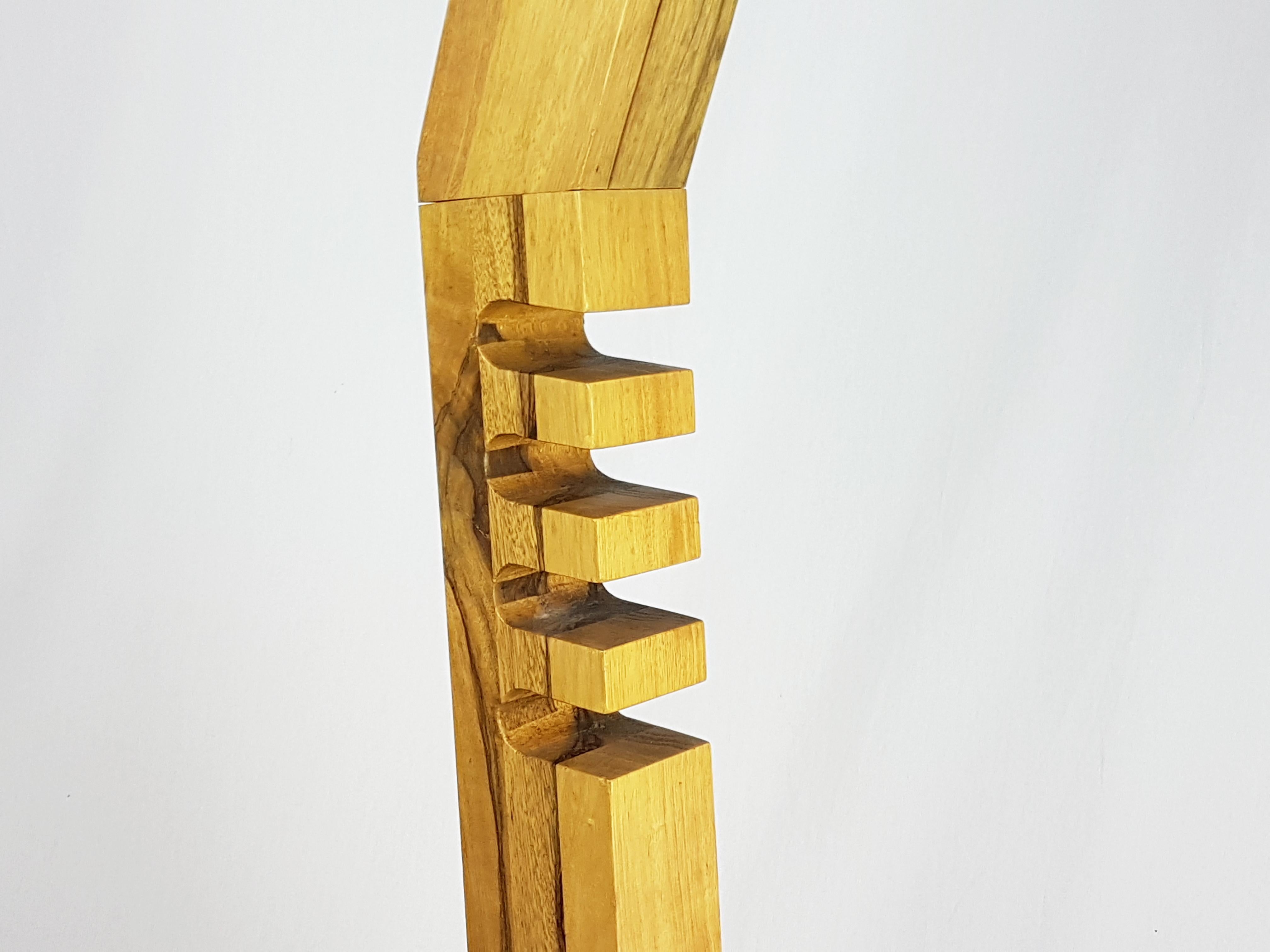 Skulpturale italienische Massivholz-Kleiderbügel aus den 1970er Jahren (Ende des 20. Jahrhunderts) im Angebot