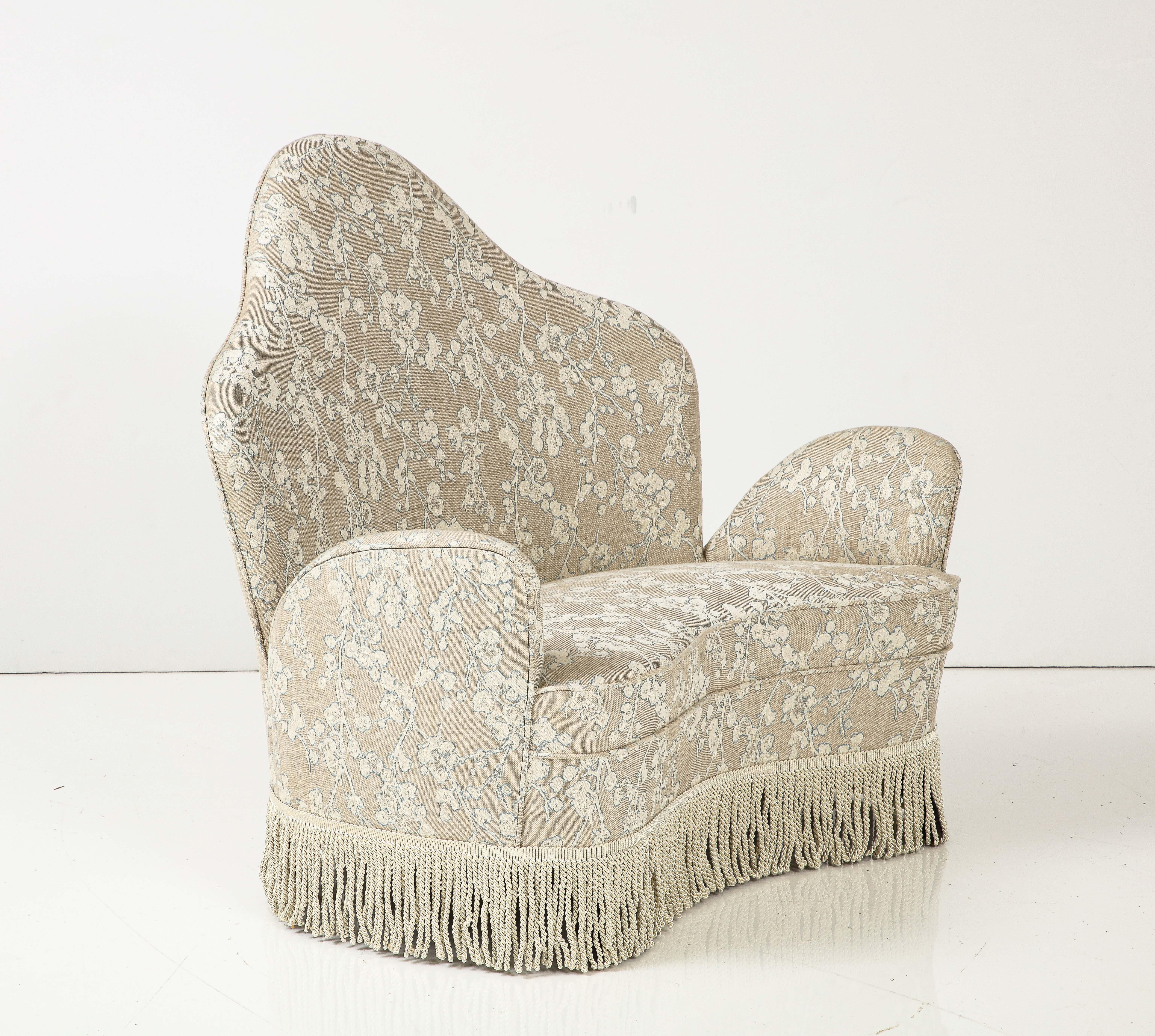 Tissu d'ameublement Fauteuil / chaise italienne sculpturale tapissé du milieu du siècle dernier par Fede Cheti  en vente