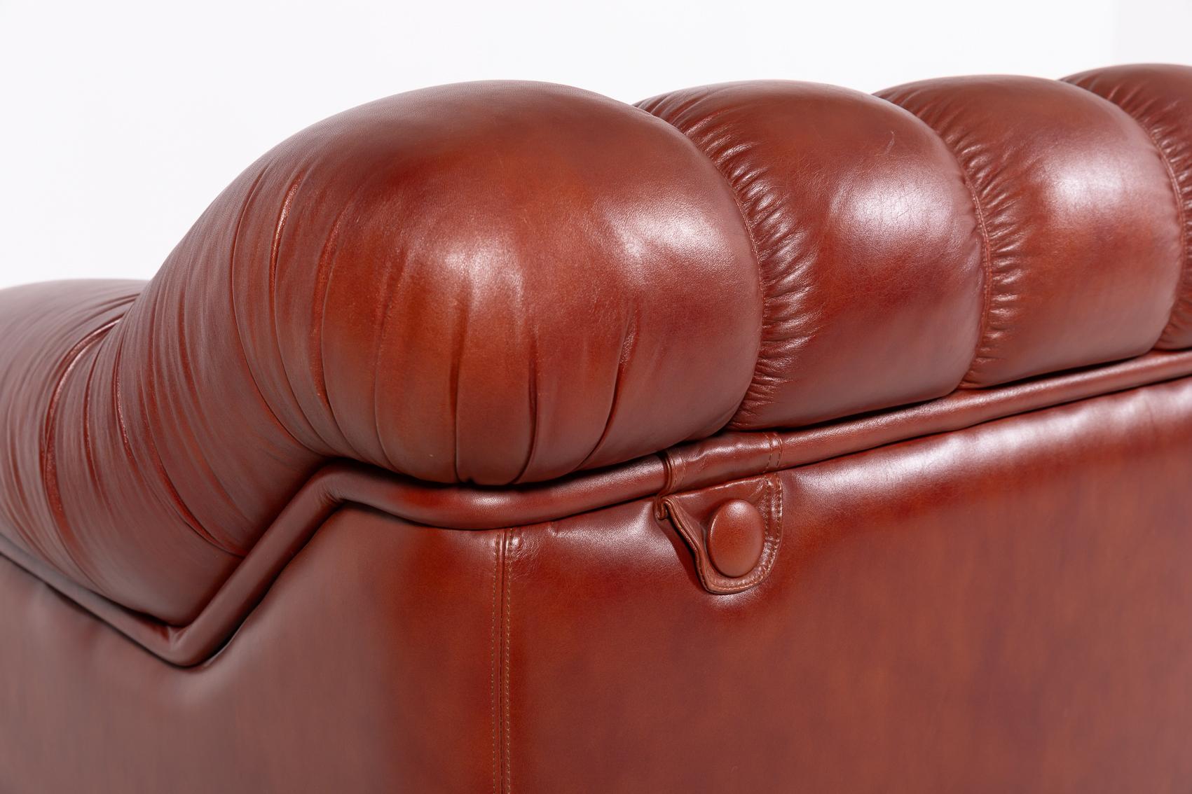 Sculptural Italian Modern three seat cognac leather sofa, 1970’s For Sale 4