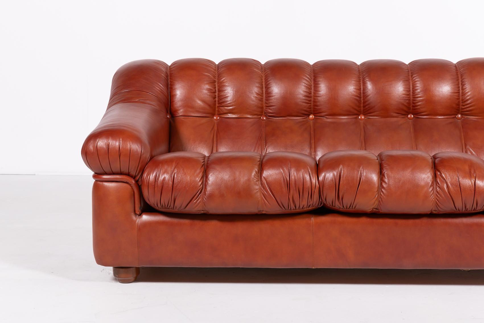 Schöne Form Italienisch Modernes Sofa in braunem Leder mit losen Kissen ausgestattet.

Bedingung
Sehr gut, kleine Gebrauchsspuren und Lagerspuren.

Abmessungen
Höhe: 74 cm
Tiefe: 100 cm
Breite: 212 cm
Sitzhöhe: 48 cm