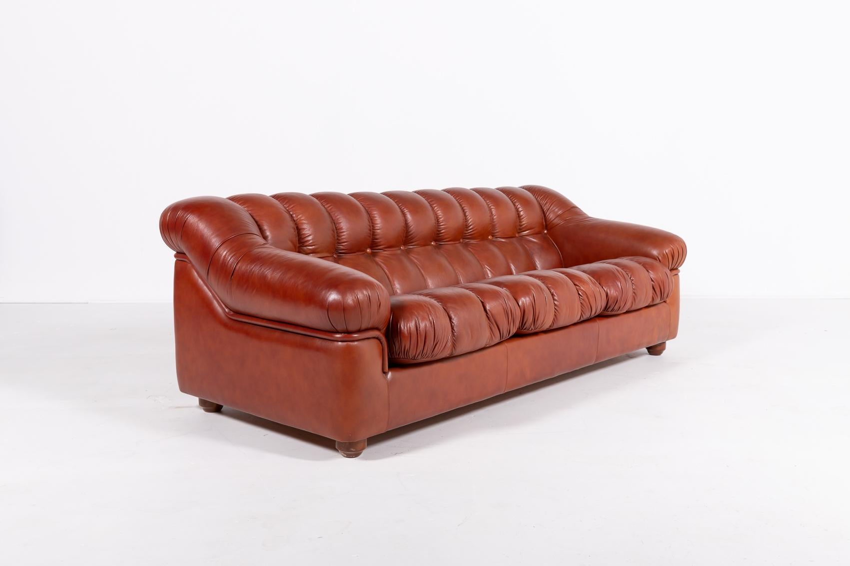 Sculptural Italian Modern three seat cognac leather sofa, 1970’s In Good Condition For Sale In TOLLEBEEK, NL