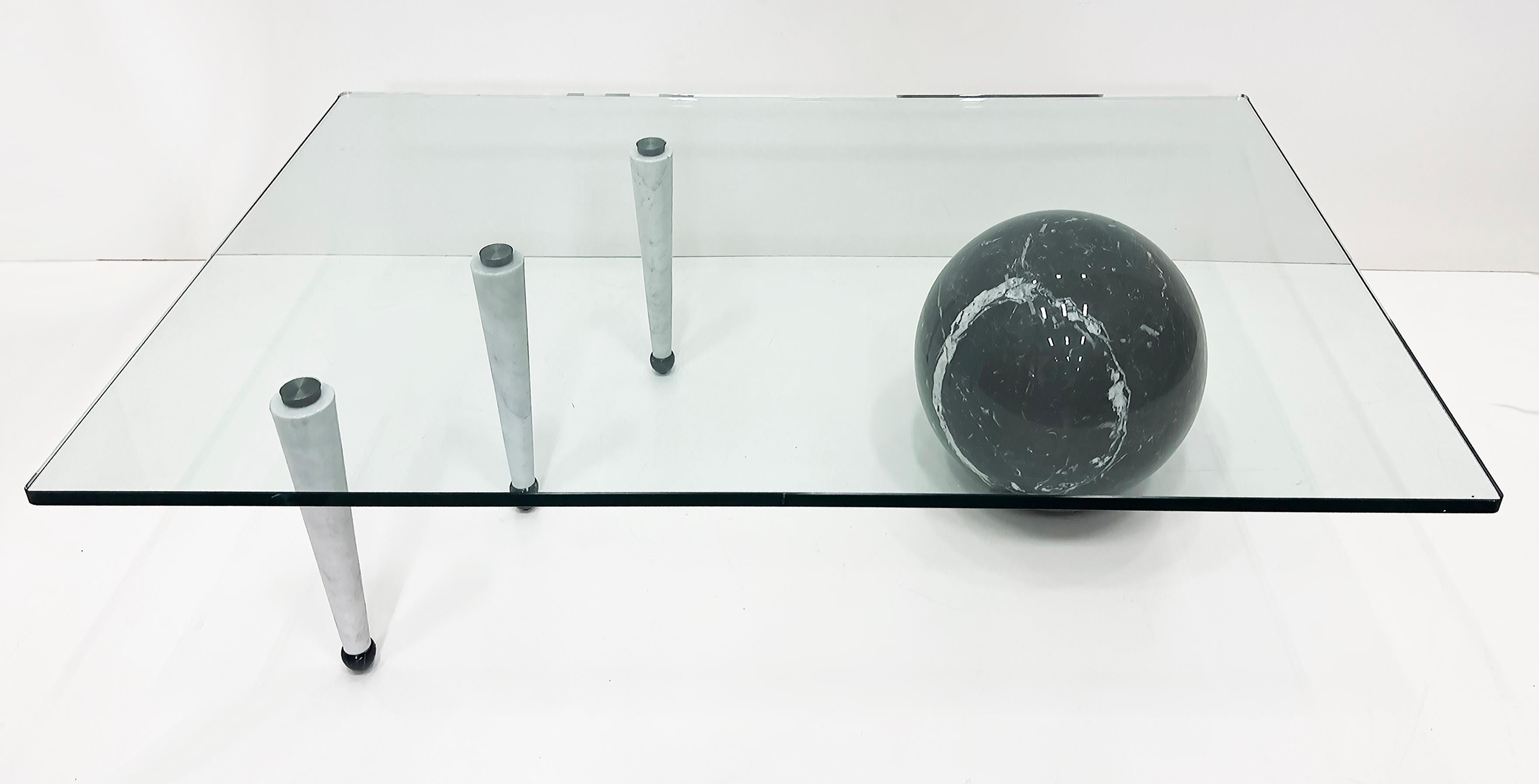 Sculpture  Table à cocktail italienne postmoderne en marbre et verre en vente 2