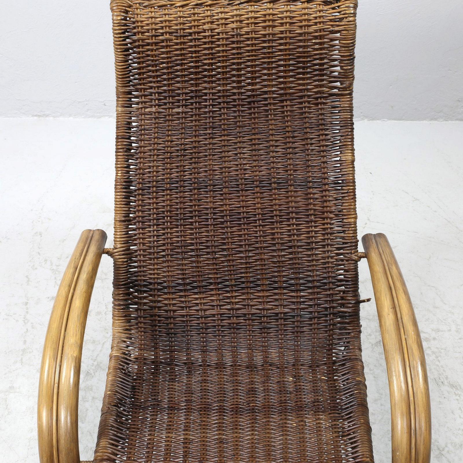 Sculptural Italian Rattan and Bamboo Chaise Longue in the Style of Franco Albini For Sale 3