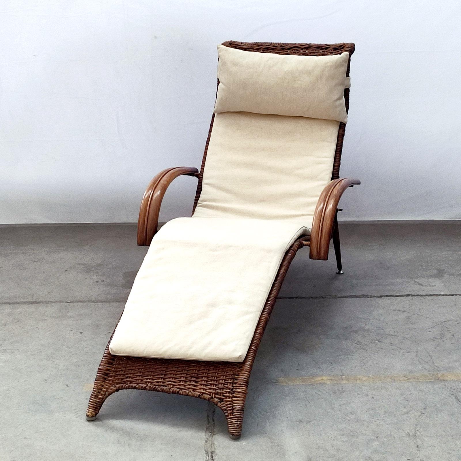 Mid-Century Modern Sculptural Italian Rattan and Bamboo Chaise Longue in the Style of Franco Albini For Sale