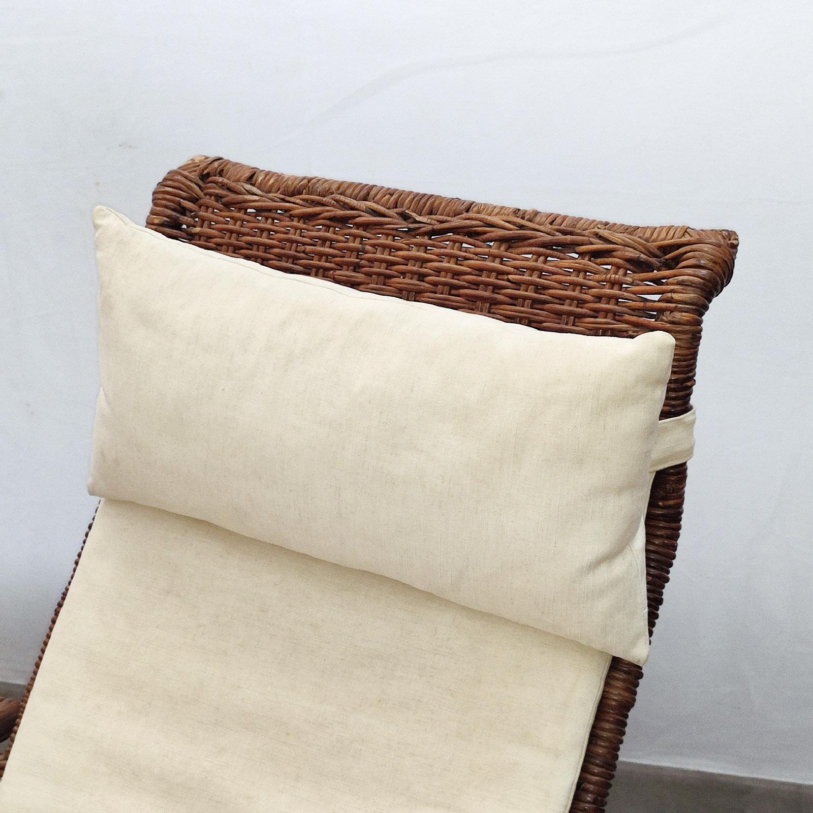 Hand-Crafted Sculptural Italian Rattan and Bamboo Chaise Longue in the Style of Franco Albini For Sale