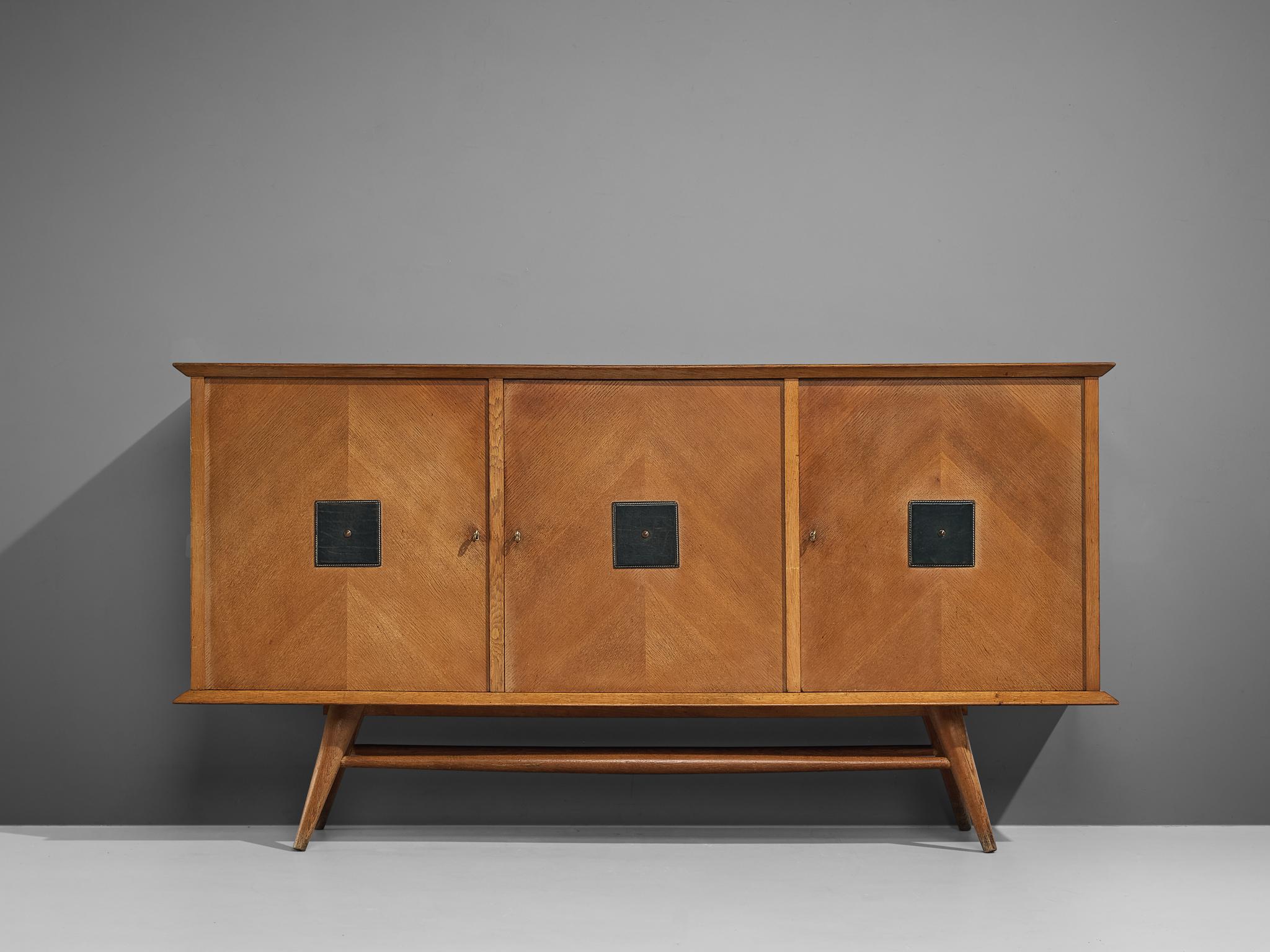 Sculptural Italian Sideboard in Oak with Geometric Leather Details  In Good Condition For Sale In Waalwijk, NL
