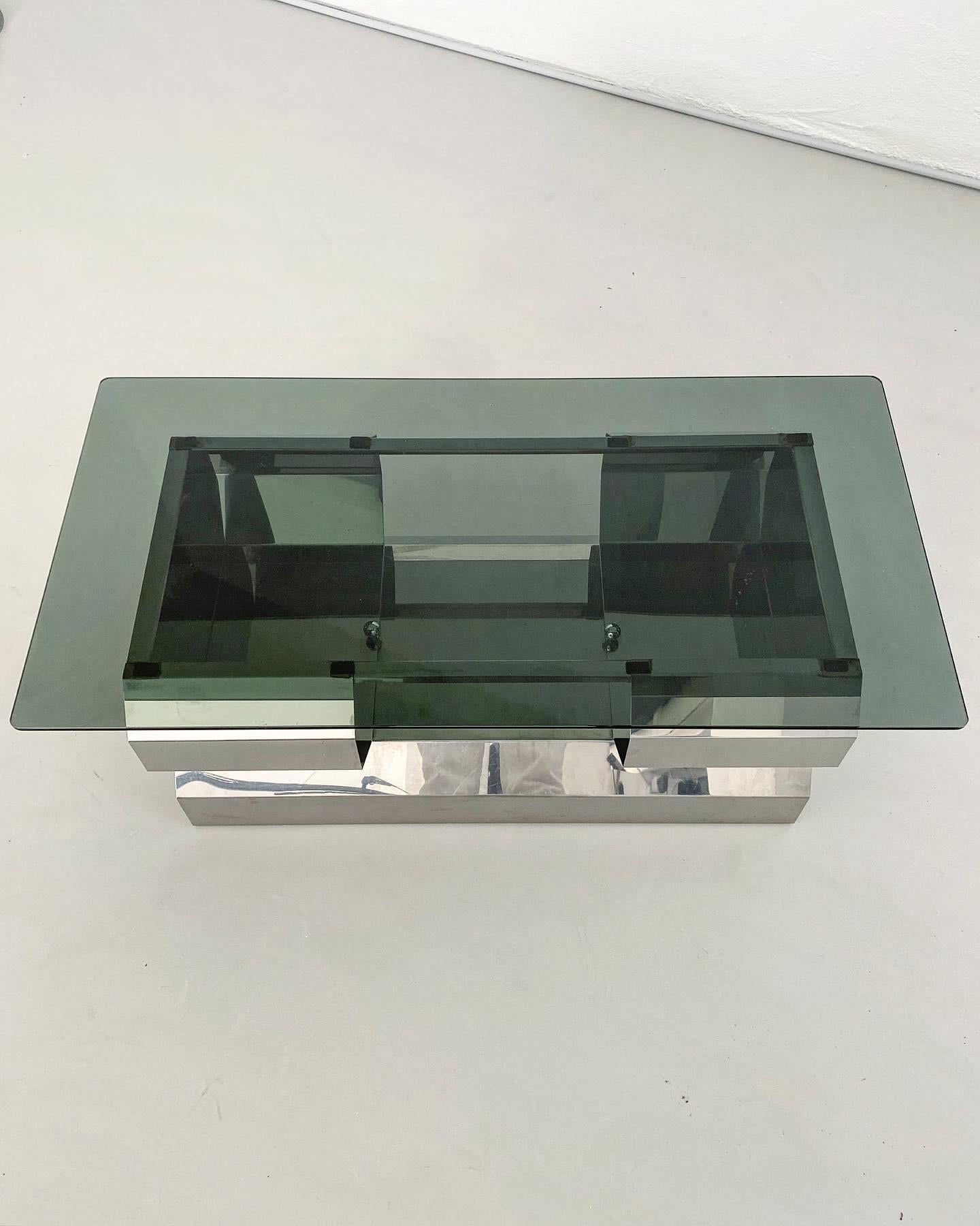 Table basse italienne sculpturale de l'ère spatiale en métal chromé avec plateau en verre fumé en vente 4