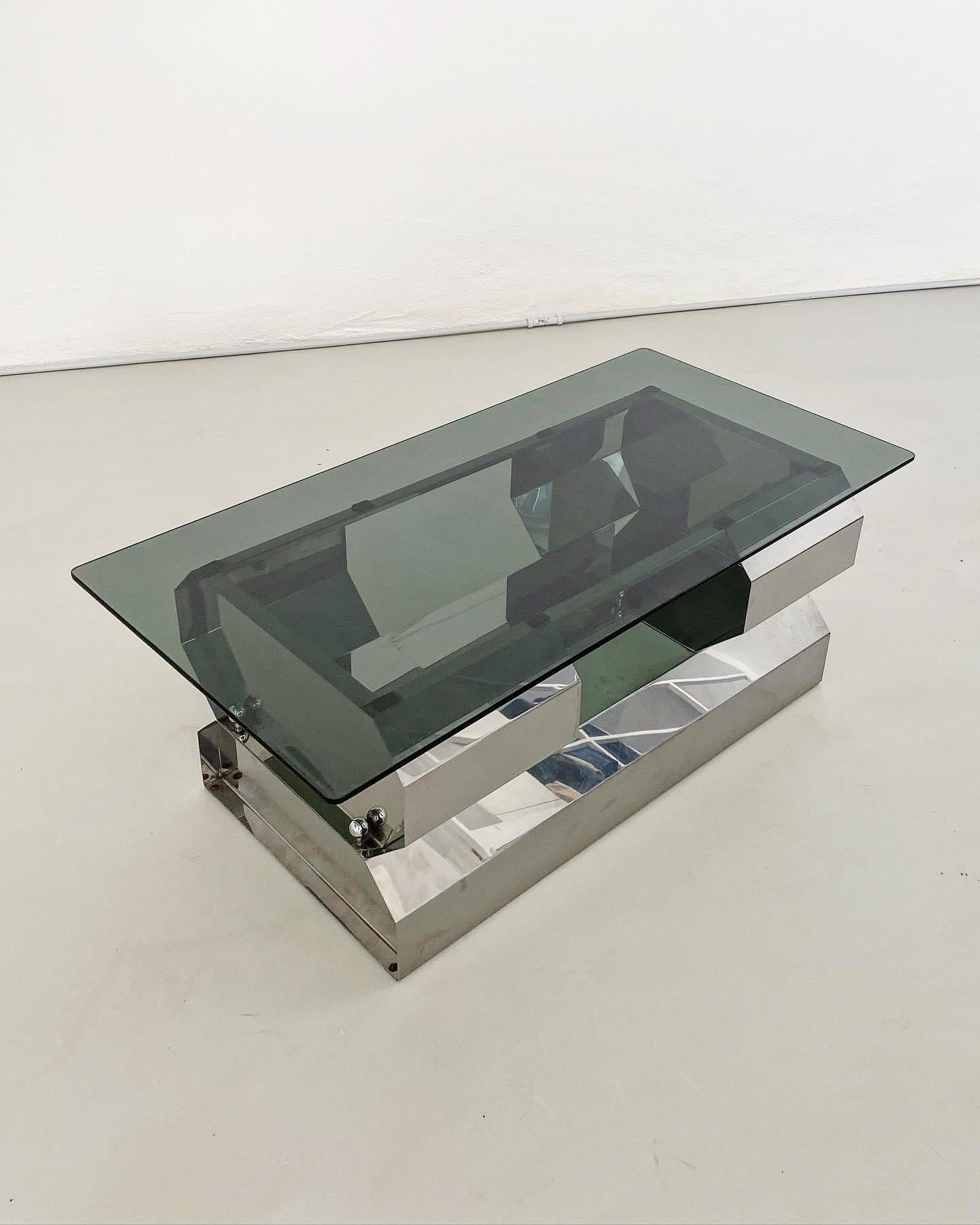 Fin du 20e siècle Table basse italienne sculpturale de l'ère spatiale en métal chromé avec plateau en verre fumé en vente