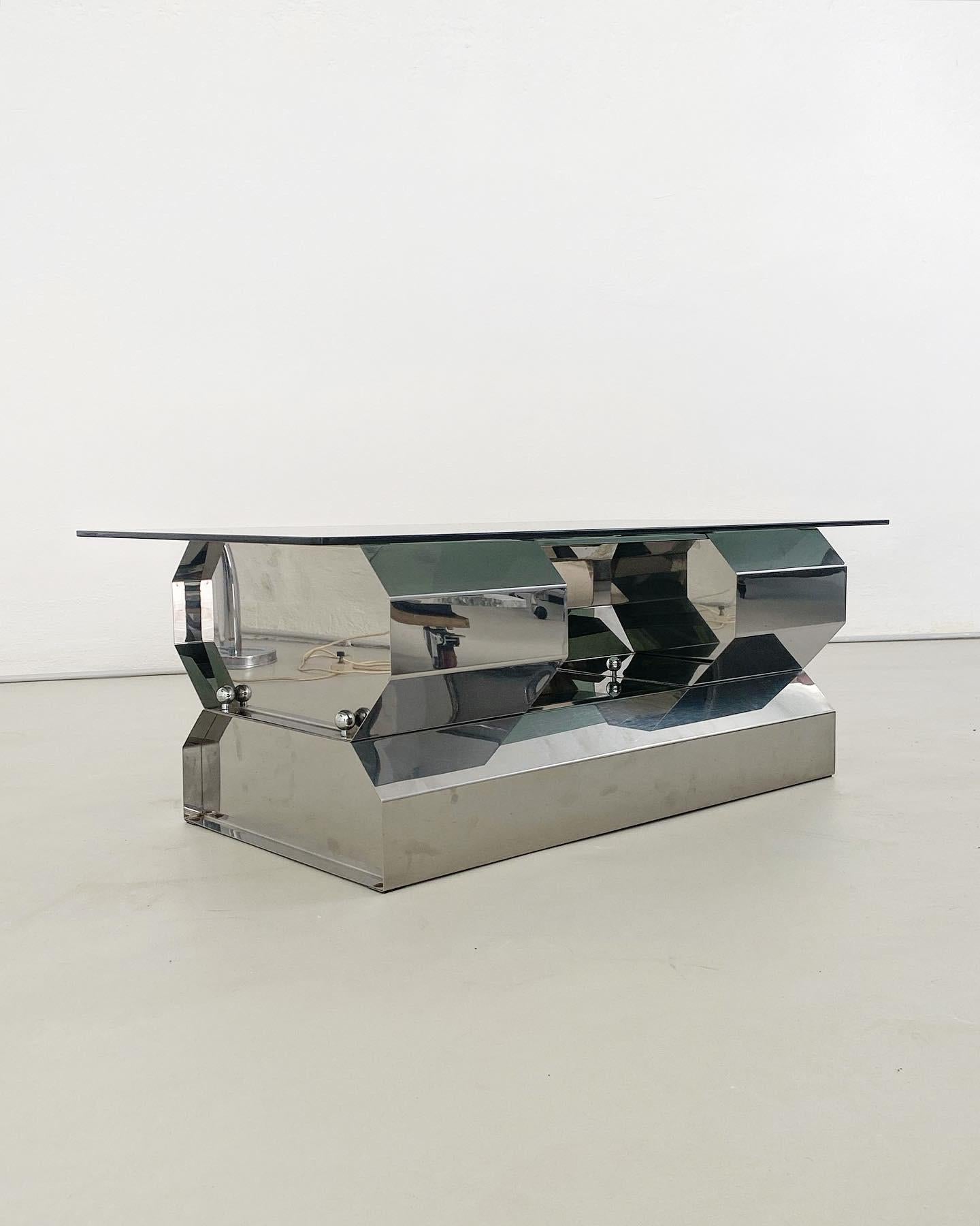 Métal Table basse italienne sculpturale de l'ère spatiale en métal chromé avec plateau en verre fumé en vente
