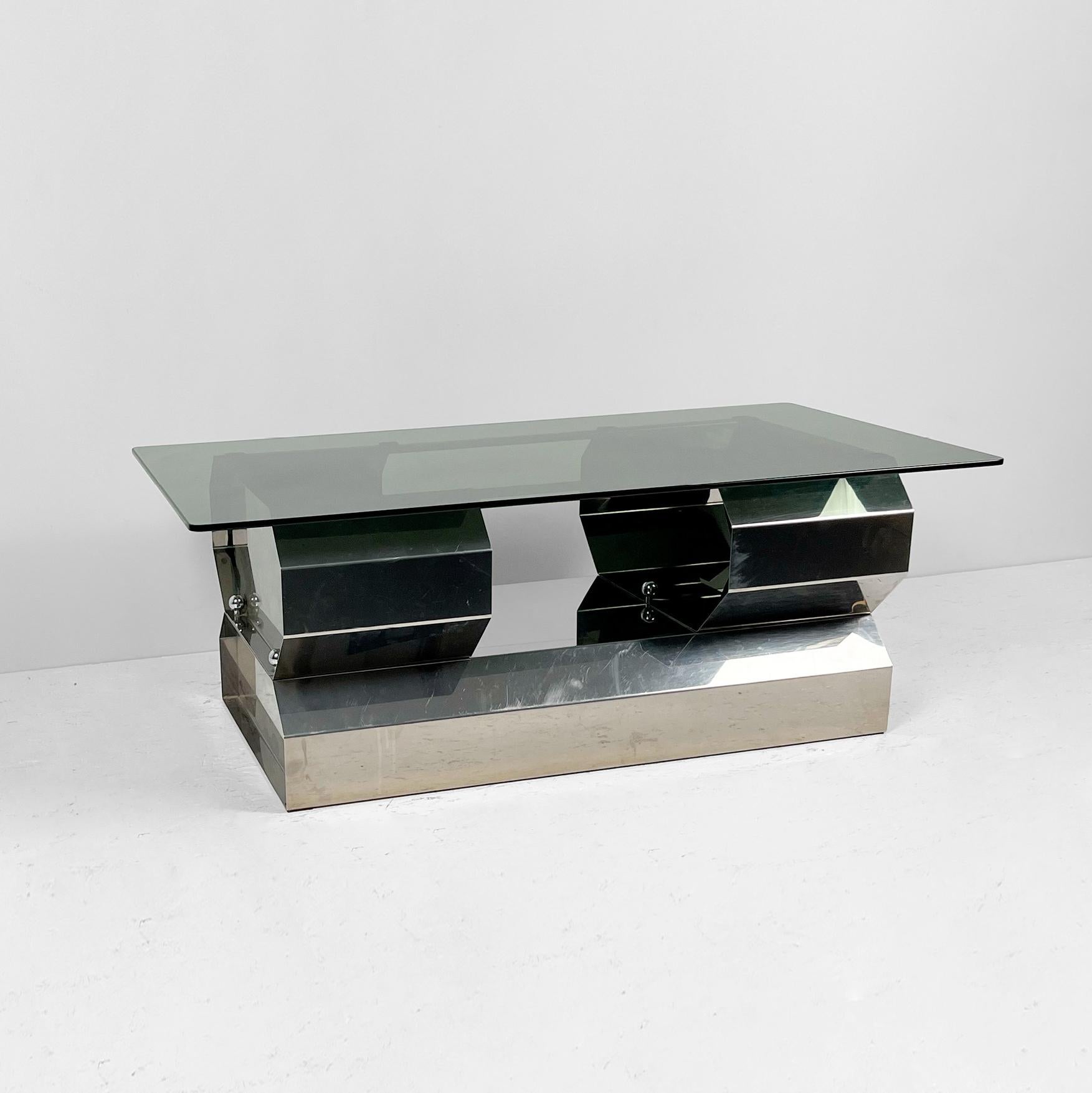 Table basse italienne sculpturale de l'ère spatiale en métal chromé avec plateau en verre fumé en vente 1