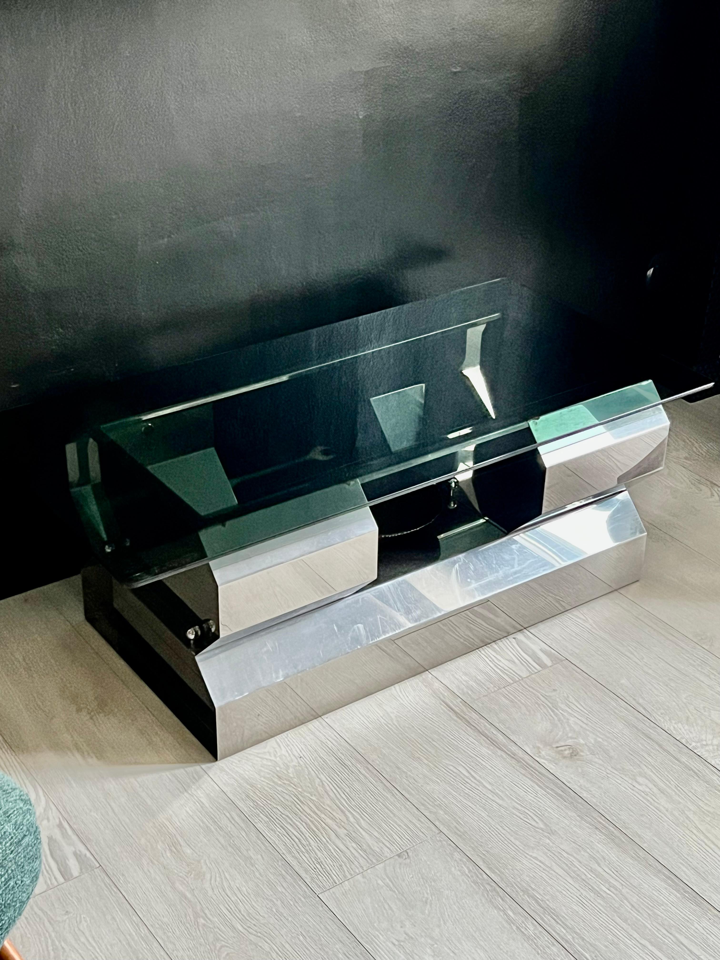 Table basse italienne sculpturale de l'ère spatiale en métal chromé avec plateau en verre fumé en vente 2