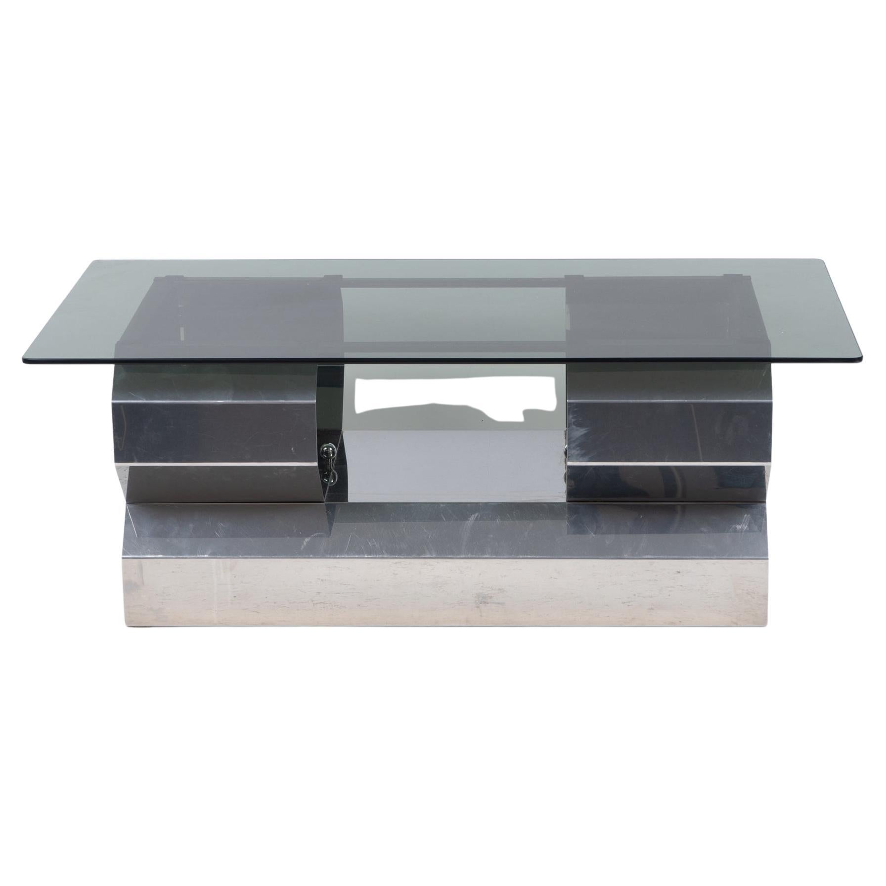 Table basse italienne sculpturale de l'ère spatiale en métal chromé avec plateau en verre fumé