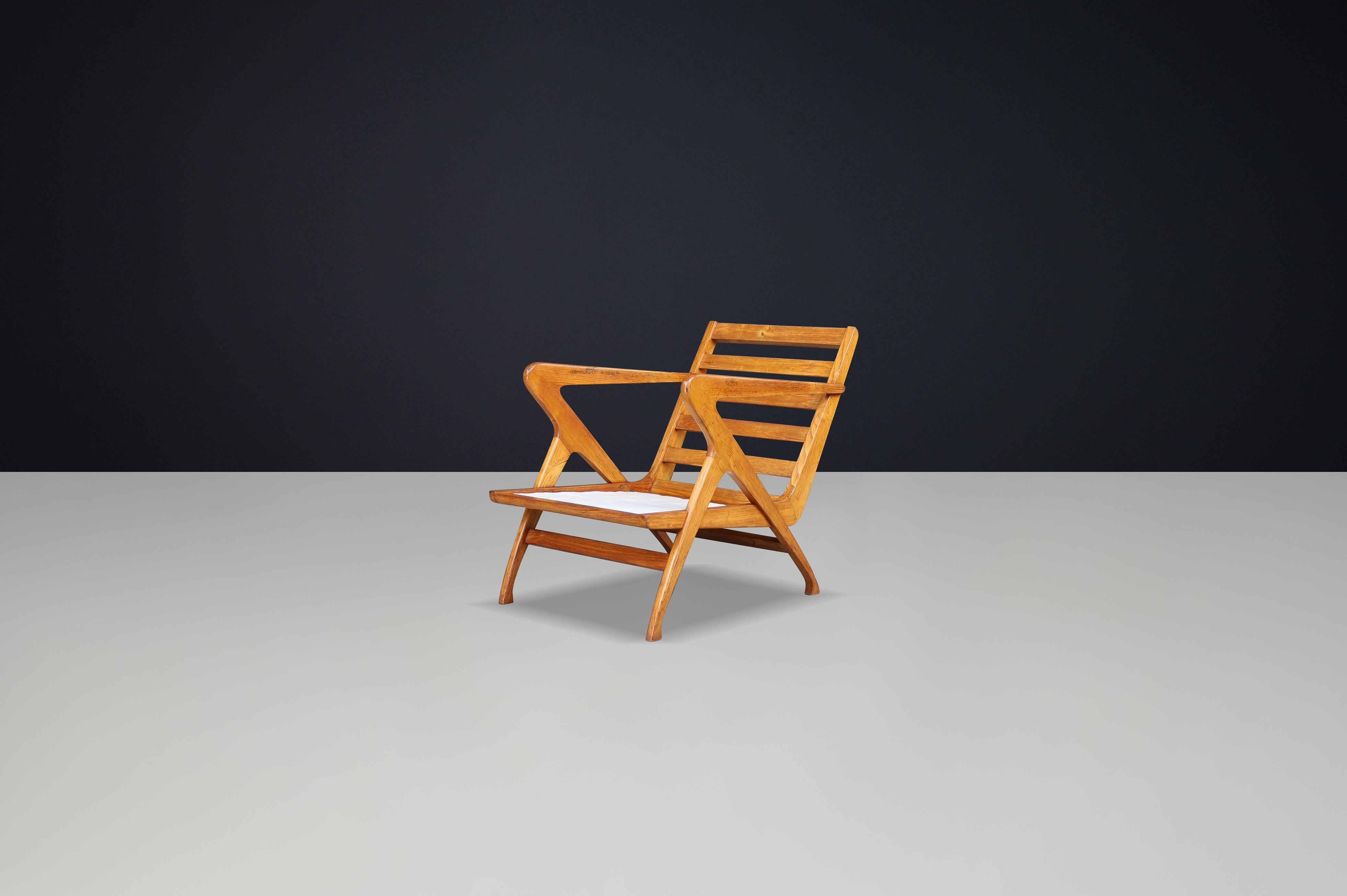 Skulpturaler Sessel aus italienischem Nussbaumholz, 1950er Jahre - Ikone des modernen Designs der Jahrhundertmitte

Dieser skulpturale Sessel aus den 1950er Jahren ist ein beeindruckendes Beispiel italienischer Handwerkskunst der Nachkriegszeit und